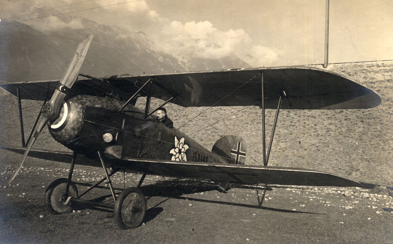 Im November 1918 auf der Ulfiswiese in der Höttinger Au in 
Innsbruck abgestellte Flugzeuge der k.u.k. Luftfahrtruppen.