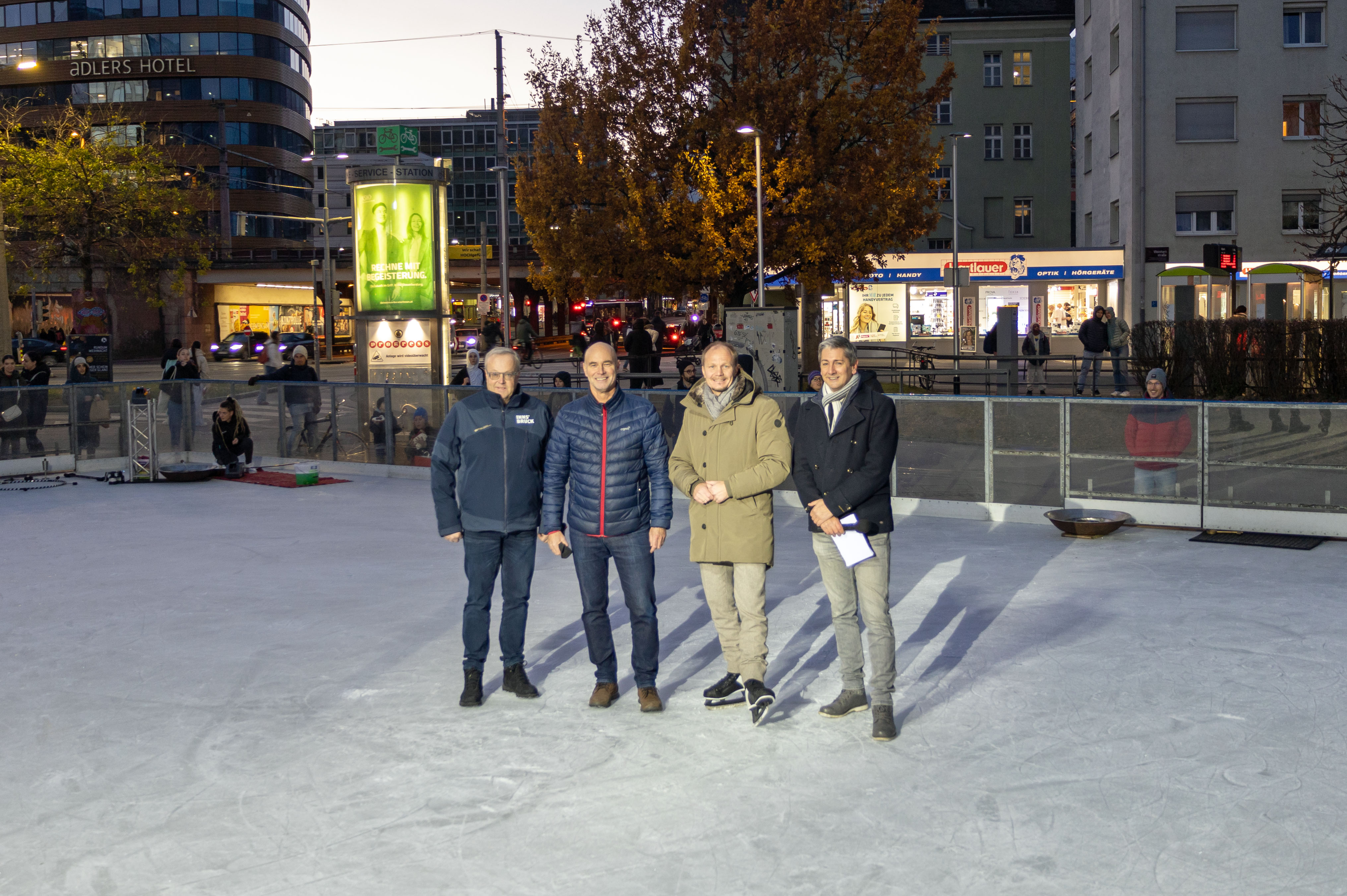 Bürgermeister Johannes Anzengruber (2.v.r.) eröffnete gemeinsam mit Sportamtsvorstand Romuald Niescher (2.v.l.) und Platzwart Hans Rinner (l.) unter der Moderation von Christoph Knapp (r.) die Innsbrucker Eislaufsaison.