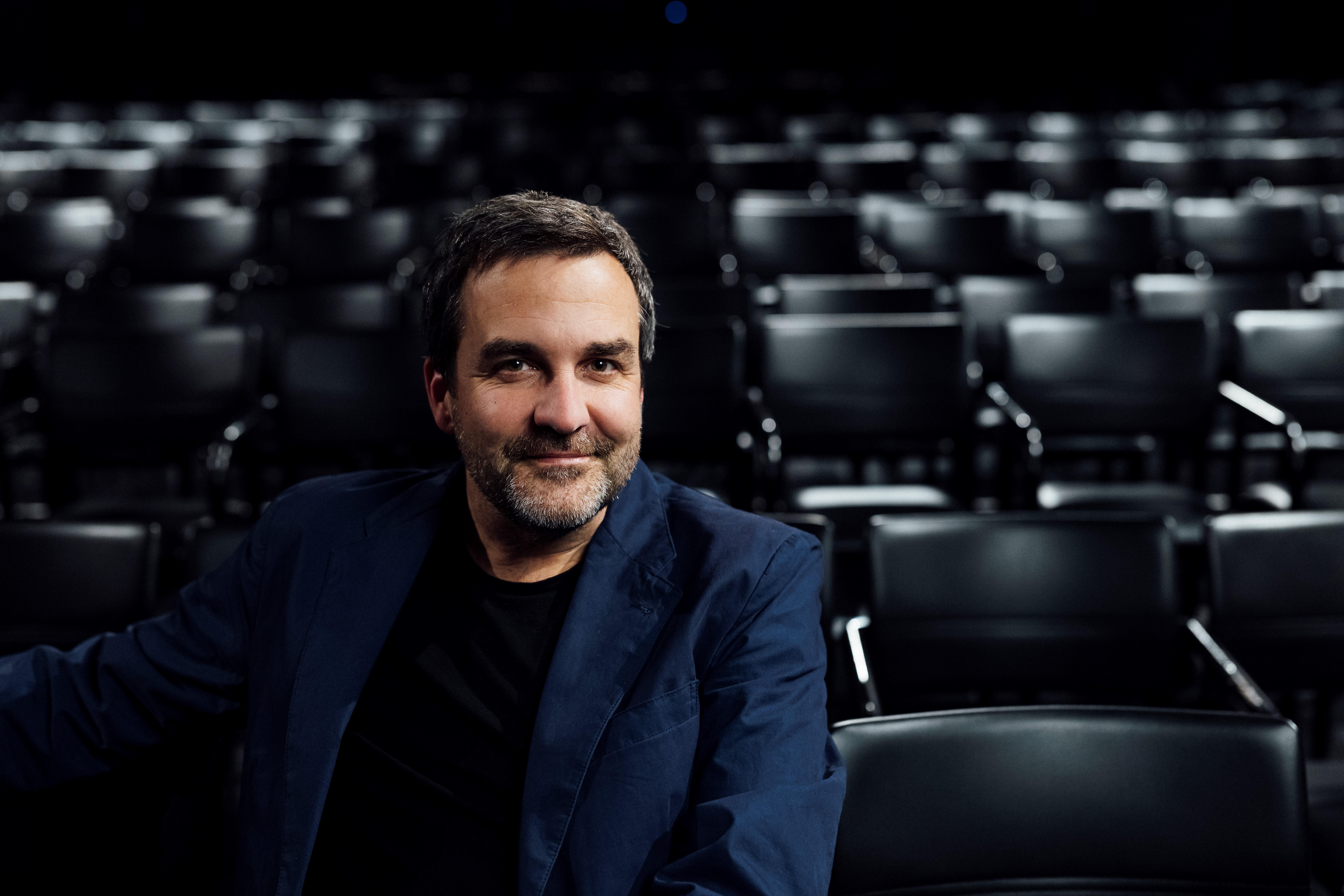 Florian Klenk unterhält sich, dem Titel seines neuen Buchs entsprechend, mit Bestatterin Christine Pernlochner-Kügler „Über Leben und Tod“. Am 13. Dezember in der Stadtbibliothek (Amraser Straße 2).