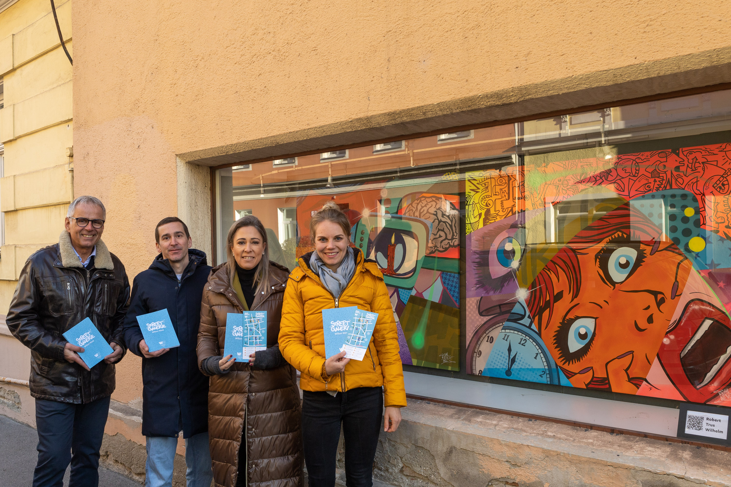 Norbert Huber (Zeit & Gold Huber), Kurator Clemens Bartenbach, Stadträtin Mariella Lutz und Sarah Brandacher (Innsbruck Marketing) vor dem Kunstwerk in der Glasmalereistraße von Künstler Robert Trus Wilhelm.