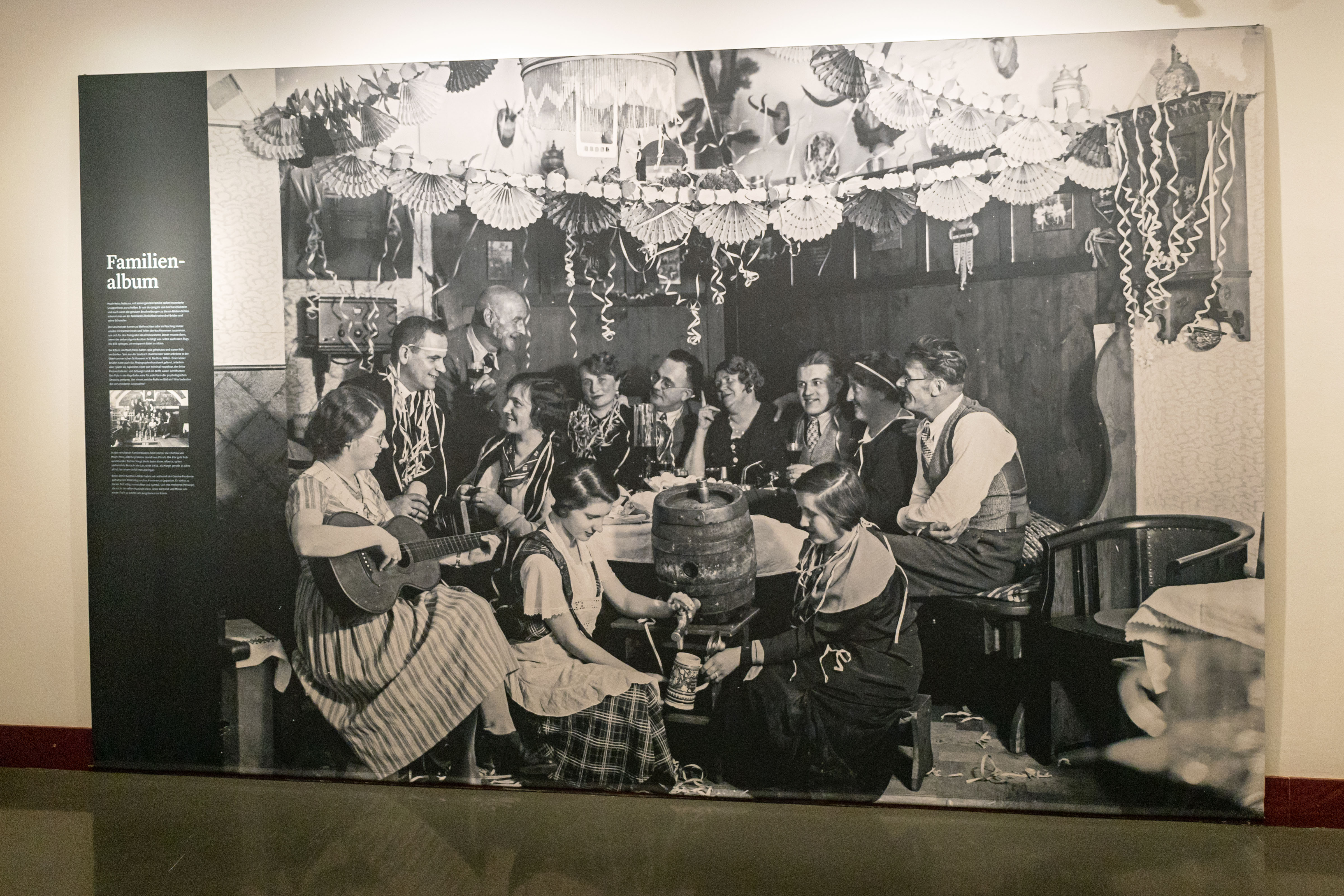 Bis 18. April 2025 ist die Ausstellung „Bitte lächeln“ im Innsbrucker Stadtarchiv zu sehen.