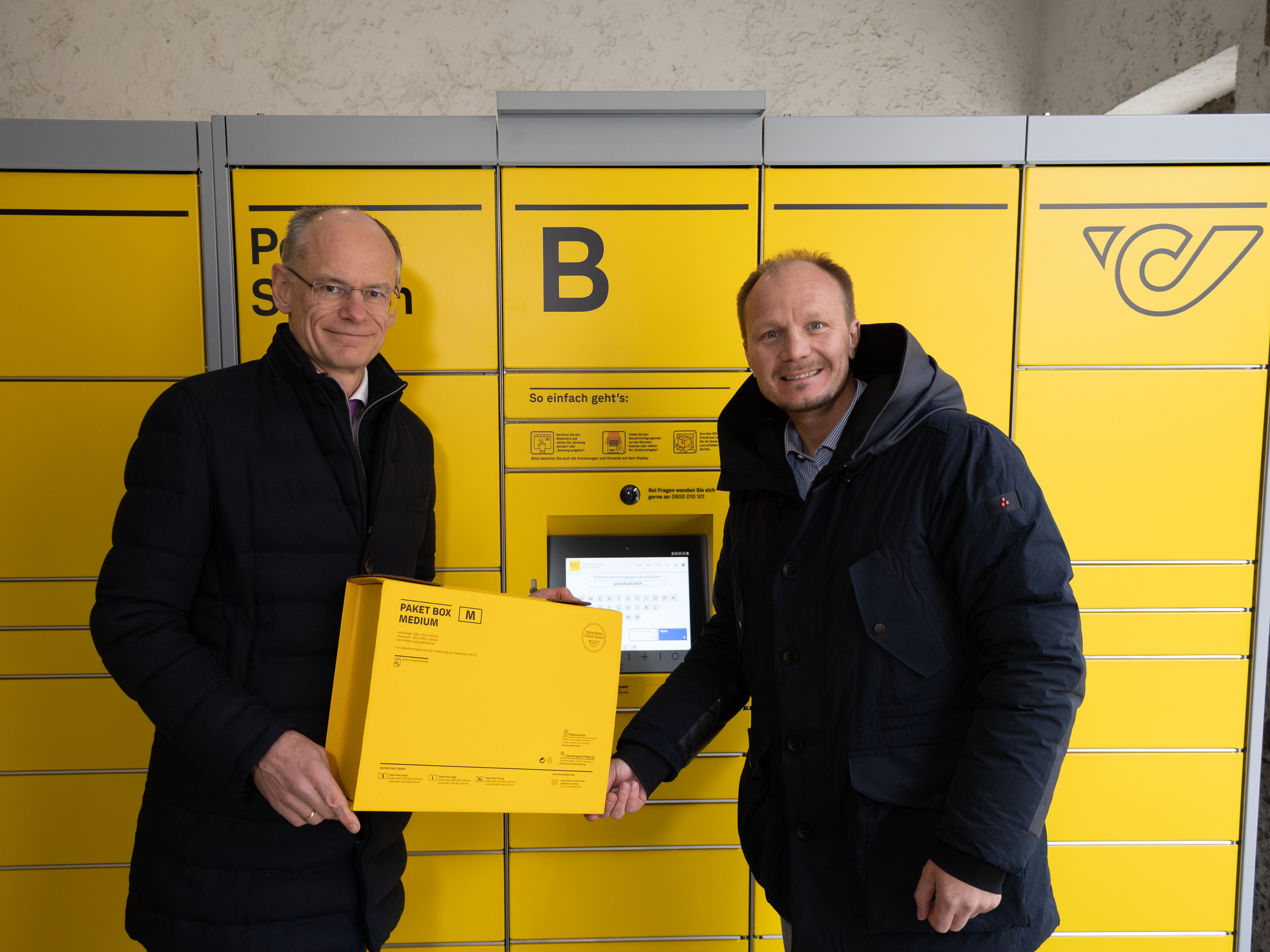 Bürgermeister Johannes Anzengruber (r.) begrüßt den neuen Generaldirektor der Österreichischen Post AG, Walter Oblin (l.) im Innsbrucker Rathaus, wo pünktlich zu Adventbeginn seit kurzem auch Packerl abgeholt werden können: Die neue Paket-Abholstation steht am Rathaus-Eingang Fallmerayerstraße und ist rund um die Uhr für die Innsbrucker Bevölkerung einsatzbereit.
