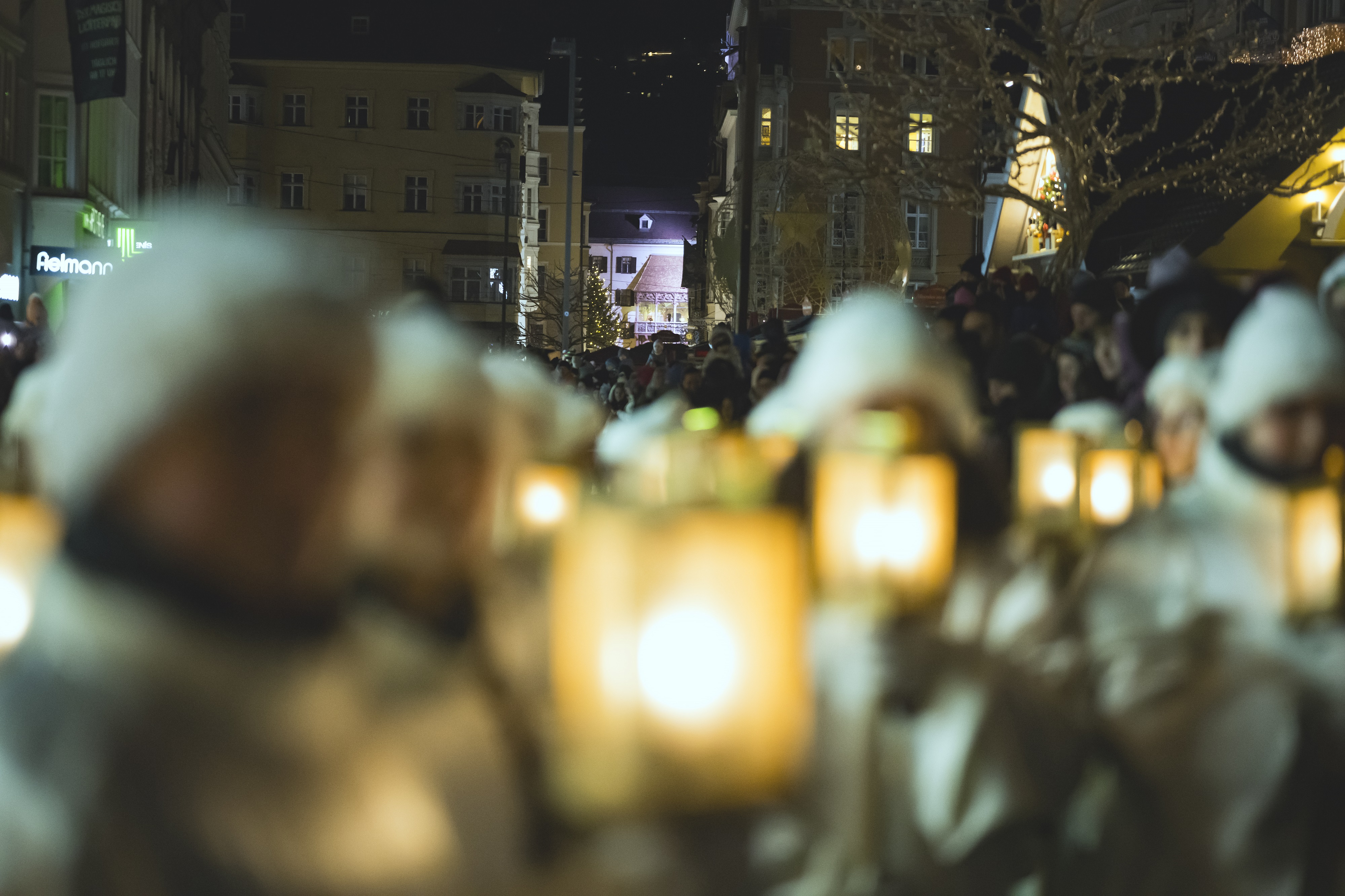 Als vorweihnachtlicher, besinnlicher Höhepunkt führt der Christkindleinzug am Sonntag, 22. Dezember, ab 17.00 Uhr durch die Straßen der Innsbrucker Innenstadt.
