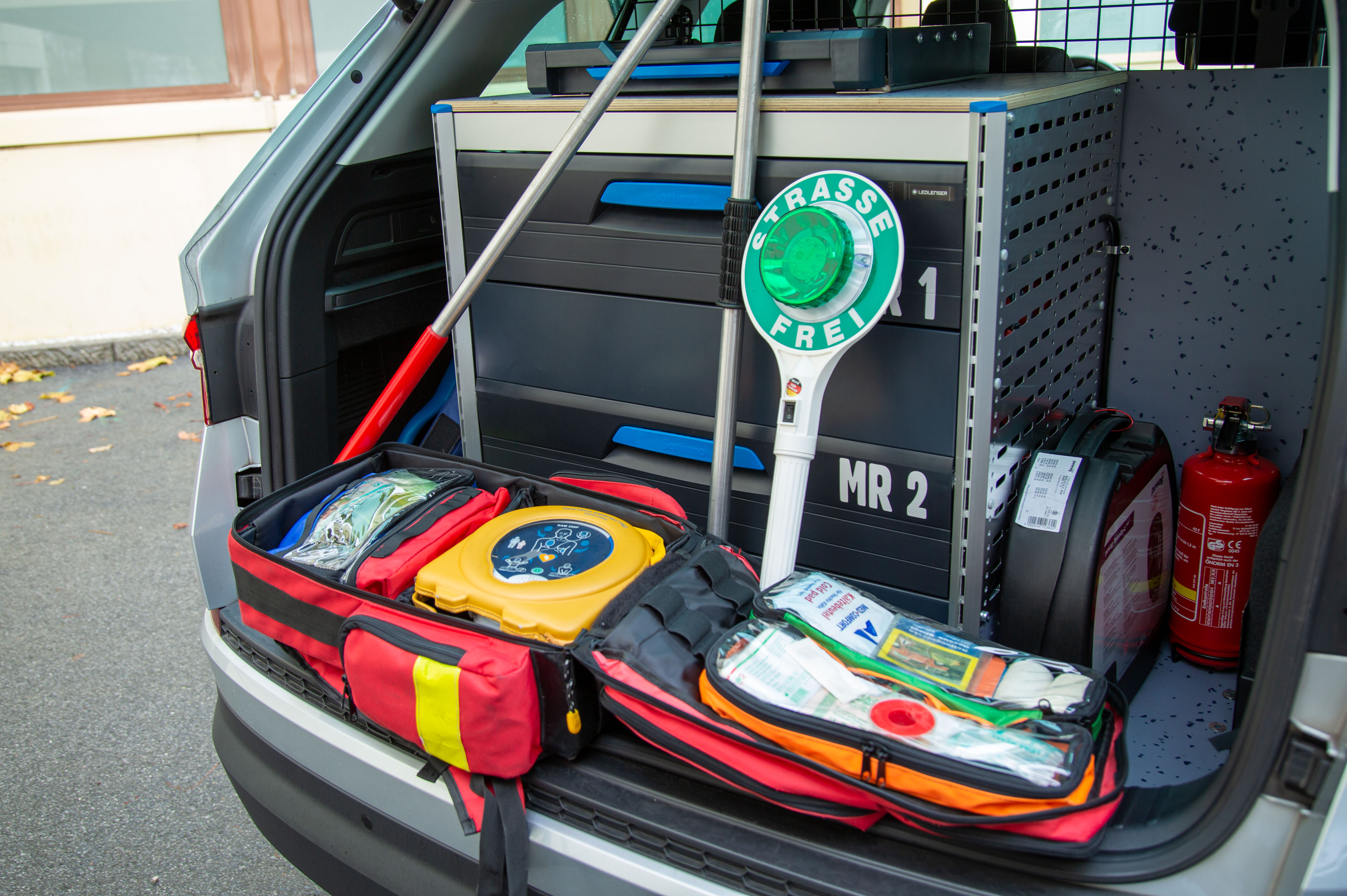 Ein Notfallrucksack zur medizinischen Erstversorgung, ein Defibrillator, eine spezielle Fangstange und ein Chip-Lesegerät für Hunde, Mittel zur Sicherung des Verkehrs und vieles mehr findet sich in den Einsatzfahrzeugen der MÜG