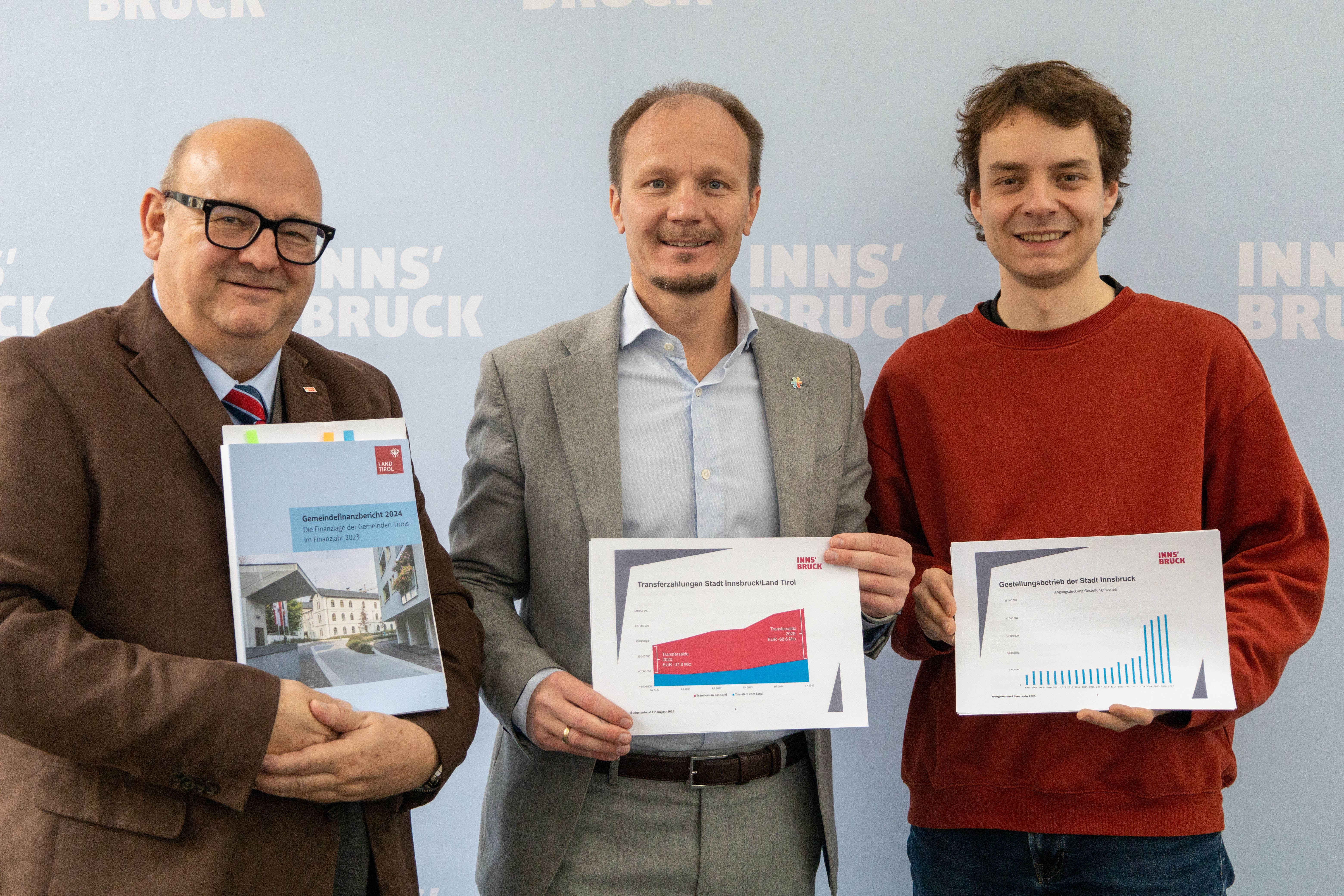 Das Innsbrucker Budget steht: Bürgermeister Johannes Anzengruber, Finanzdirektor Martin Rupprechter (li.) und der Vorsitzende des Ausschuss für Finanzen, Subventionen und Beteiligungen Gemeinderat Dejan Lukovic (re.) nehmen vor dem Budgetbeschluss am 12. und 13. Dezember noch einmal gemeinsam zum Voranschlag Stellung.