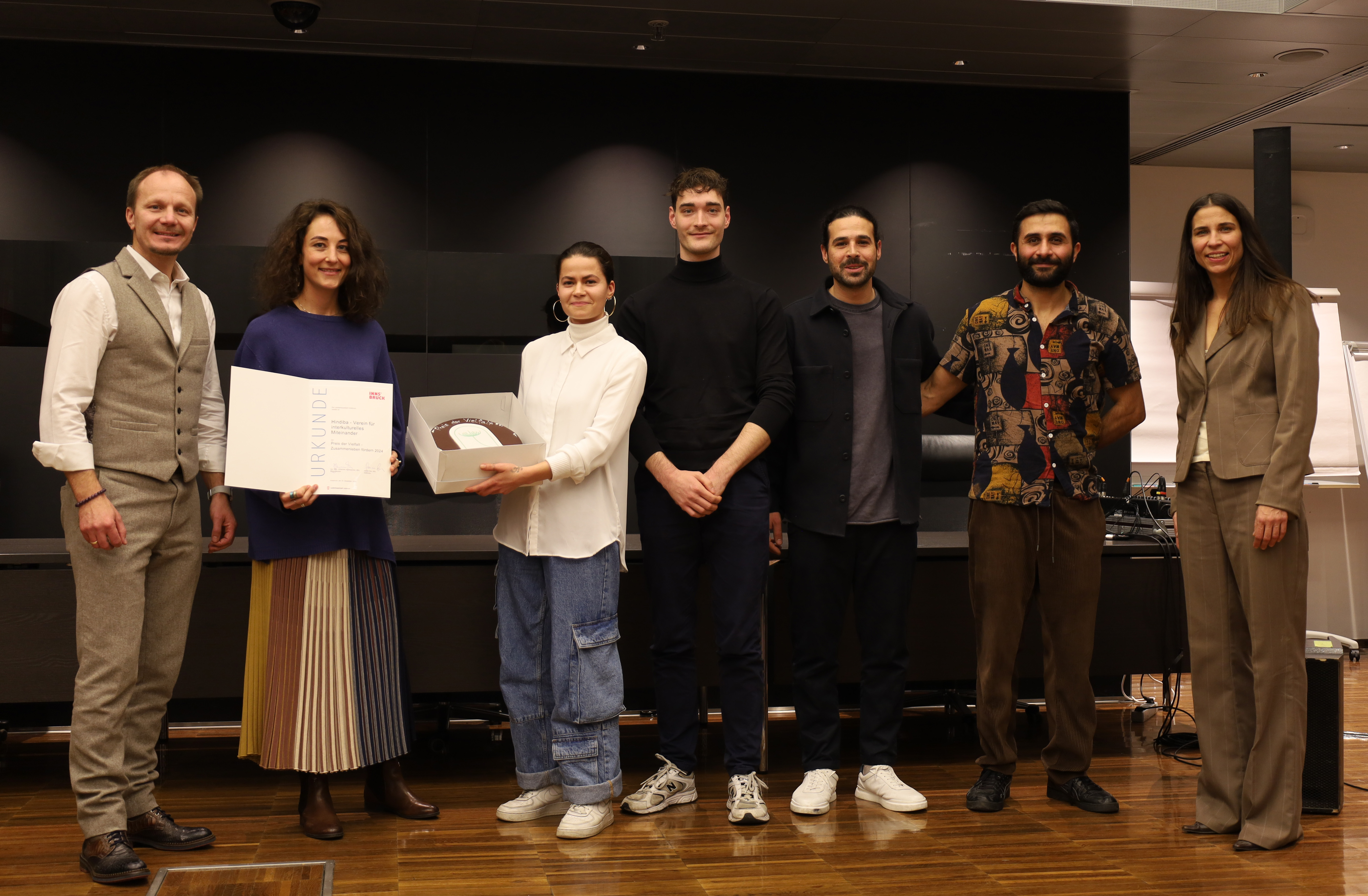Preis der Vielfalt 2024: Bürgermeister Johannes Anzengruber (1. v.l.) und Stadträtin Janine Bex (1. v.r.) gratulierten dem Verein „Hindiba“ und seinen Vereinsmitgliedern rund um Alina Knoflach (2. v.l.).