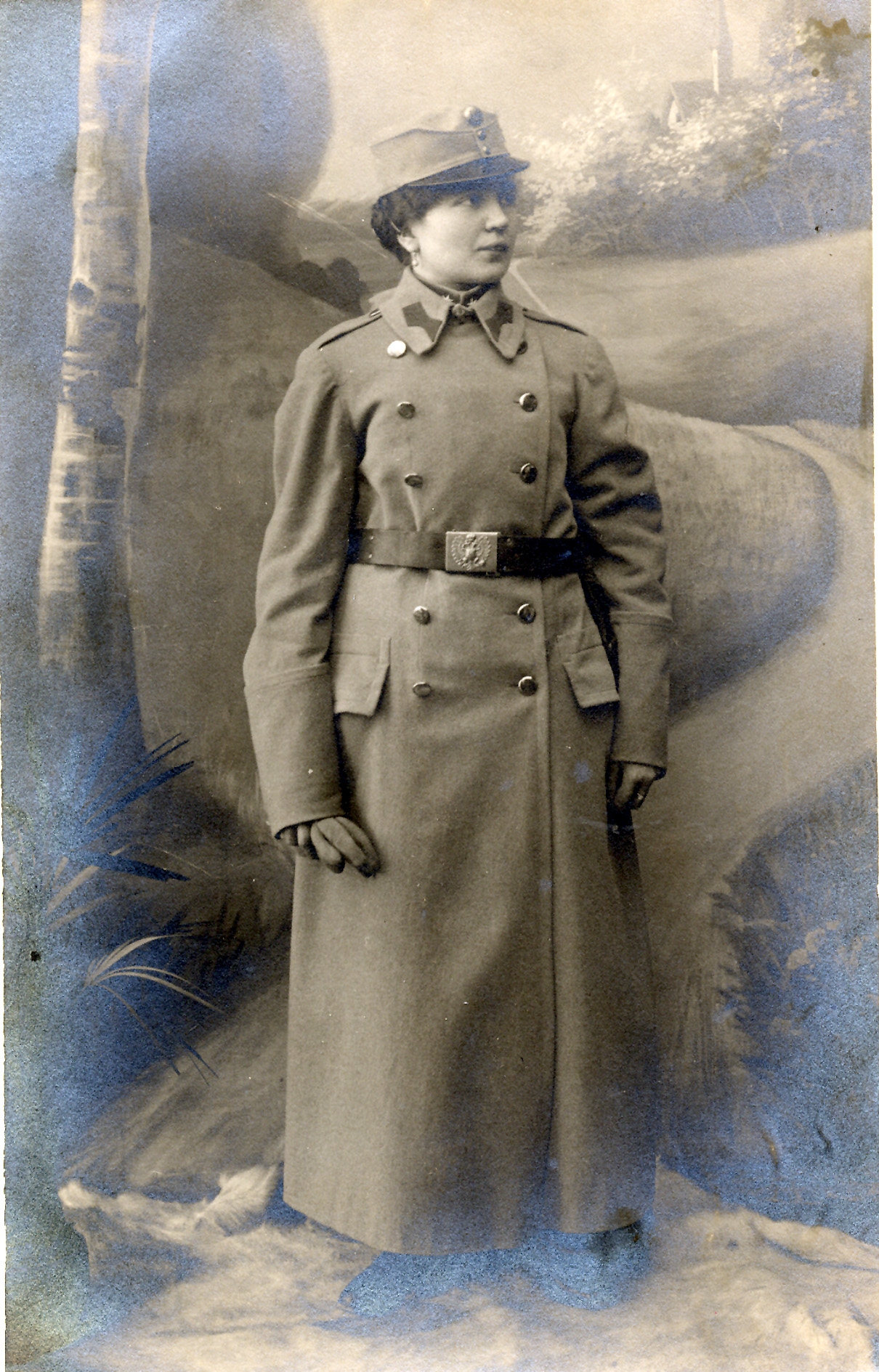 Atelierfoto einer Frau im Uniformmantel. Vermutlich war sie als Pflegerin in einem Lazarett in Innsbruck im Einsatz, 1915.