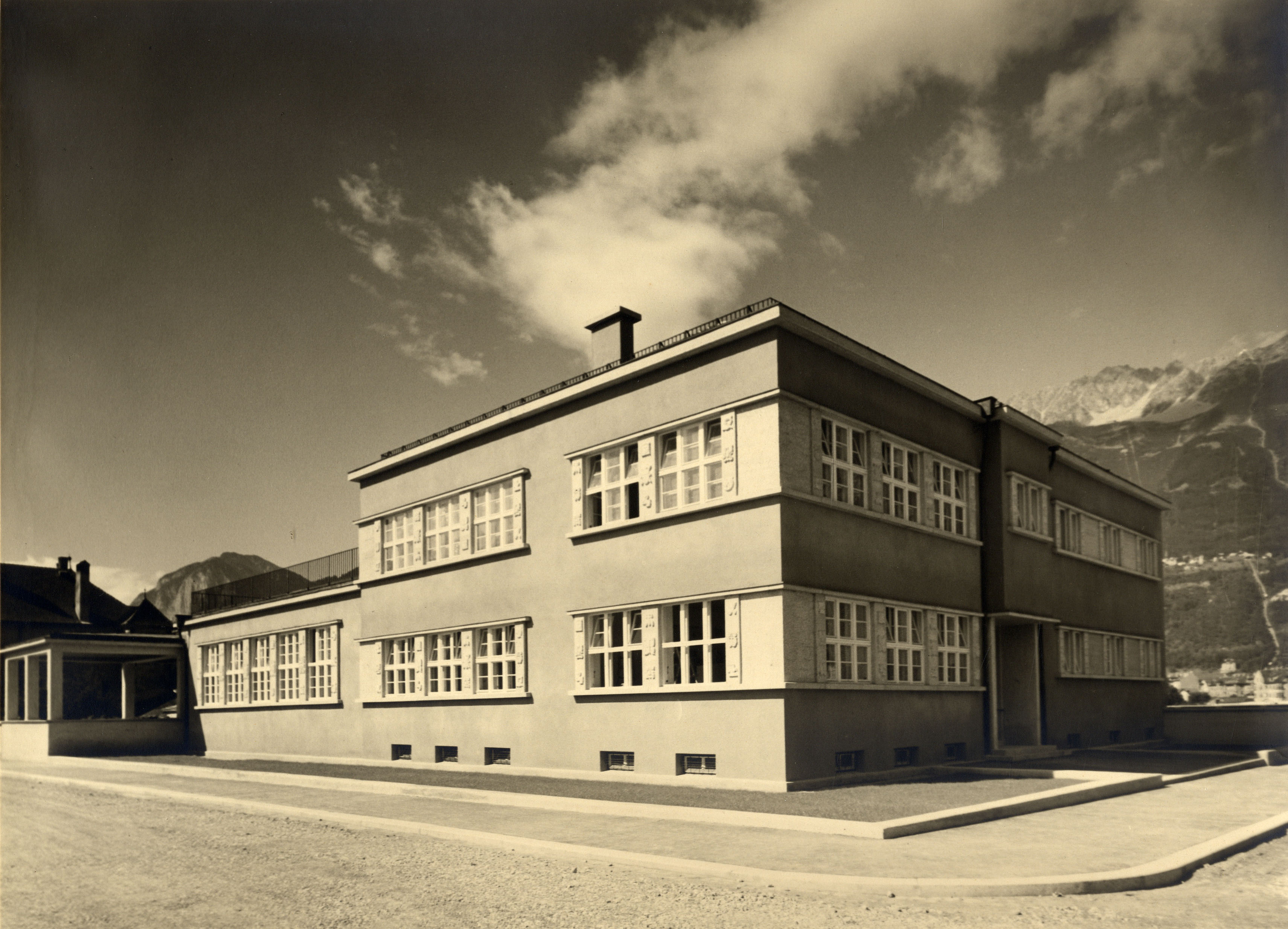 Blick auf den Haupteingang des Städtischen Kindergartens Pradl, kurz nach der Fertigstellung 1928