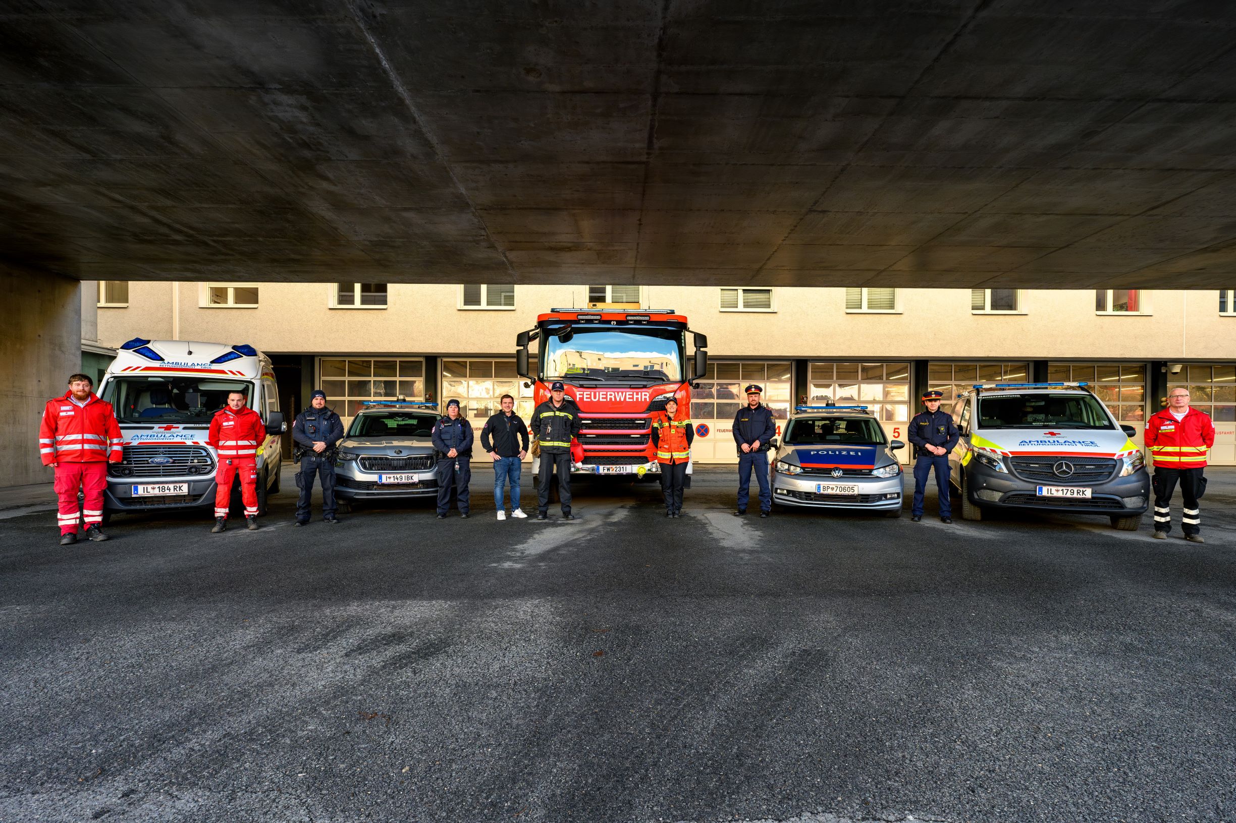 Zahlreiche Einsatzkräfte sorgen über das ganze Jahr täglich für Sicherheit im Innsbrucker Stadtgebiet. Die gemeinsame Zusammenarbeit zwischen der städtischen Berufsfeuerwehr und Mobilen Überwachungsgruppe (MÜG), dem Roten Kreuz, der Polizei und den weiteren Einsatzorganisationen ist dabei essentiell.