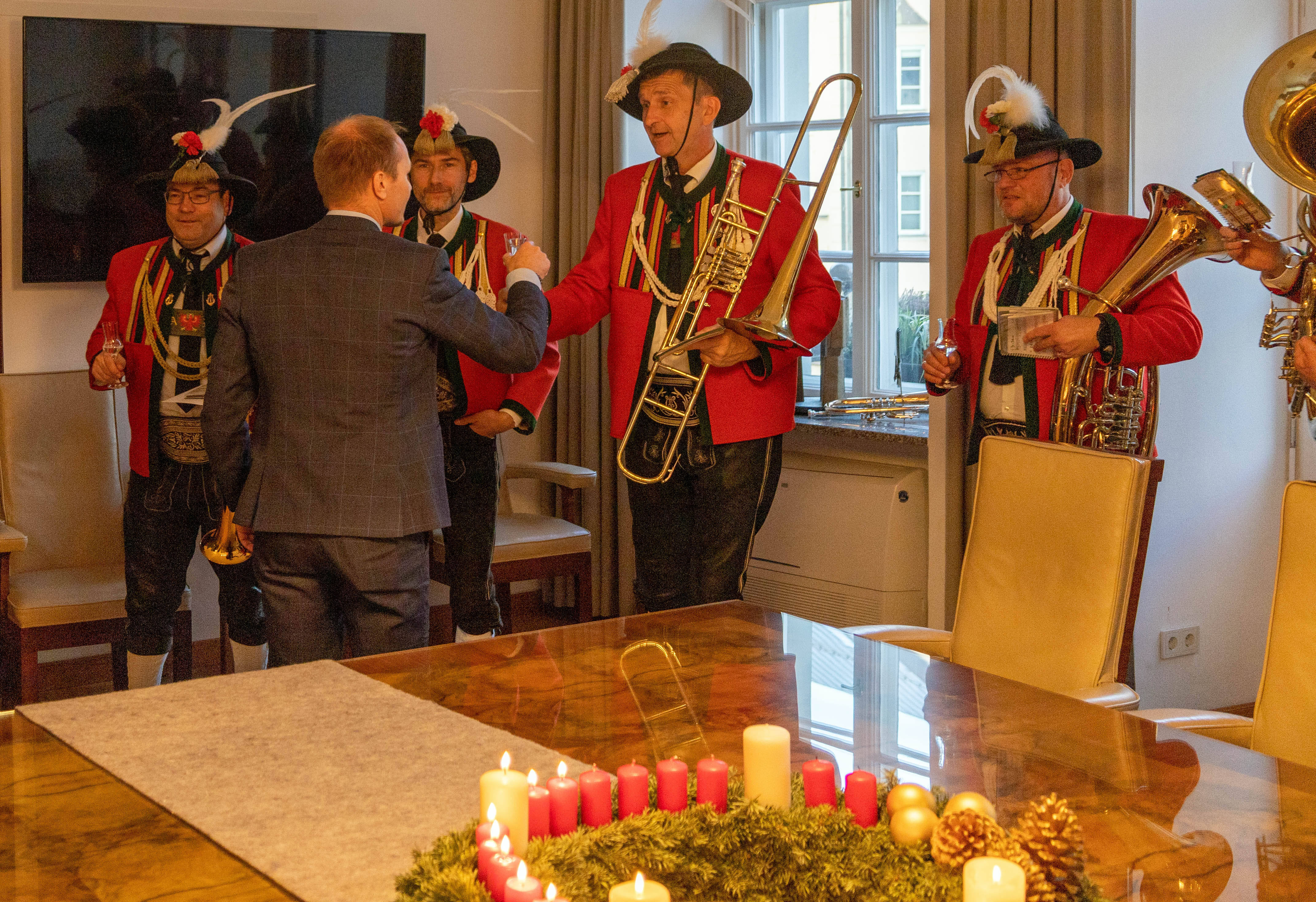 Kurz vor Weihnachten stattete die Stadtmusikkapelle Wilten Bürgermeister Johannes Anzengruber und Stadträtin Mariella Lutz einen Besuch im Innsbrucker Rathaus ab. Ein Quintett der Musikkapelle sorgte mit traditionellen Weihnachtsliedern für adventliche Stimmung.