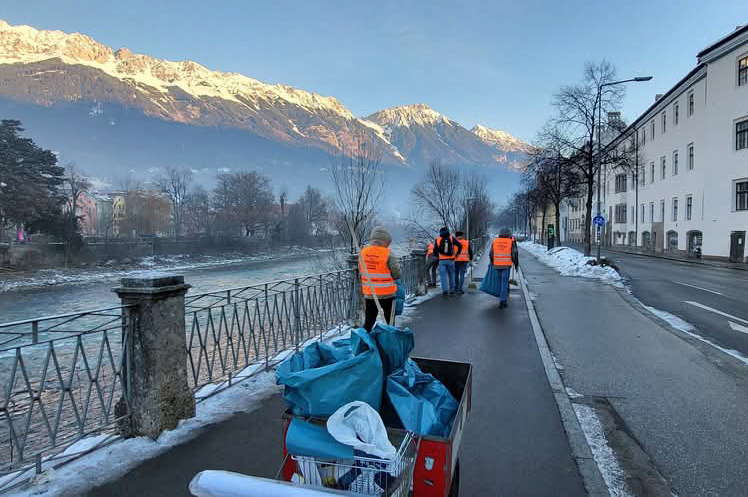 In Kooperation mit dem Innsbrucker Straßenbetrieb führten Mitglieder der Ahmadiyya Muslim Jamaat Innsbruck heuer wieder einen ehrenamtlichen Neujahrsputz durch. Die freiwillige und unentgeltliche Aktion der Jugendorganisation der islamischen Reformgemeinde Ahmadiyya Muslim Jamaat findet jedes Jahr in ganz Österreich statt. Junge Muslime, Freunde und Bekannte der Gemeinde versammeln sich am frühen Morgen des Neujahrstags in Salzburg, Wien, Linz, Innsbruck, Klagenfurt, Dornbirn und Graz, kehren die Straßen und sammeln den dort zurückgelassenen Müll. Die Putzaktion ist für die Gemeinde ein Zeichen der Integration sowie ein Ausdruck der Dankbarkeit, dass Muslime hierzulande in Frieden leben dürfen und vom Gastland freundlich aufgenommen wurden.
