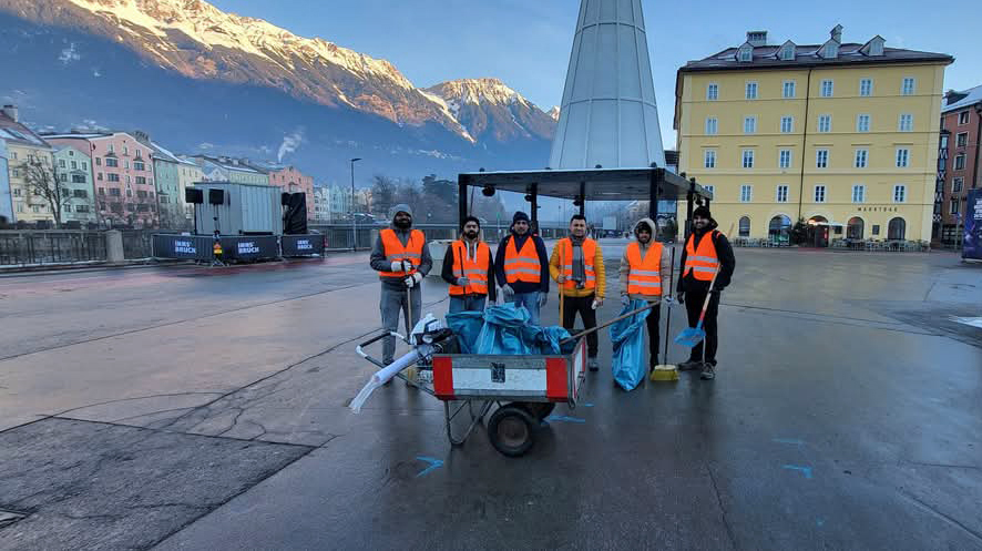 In Kooperation mit dem Innsbrucker Straßenbetrieb führten Mitglieder der Ahmadiyya Muslim Jamaat Innsbruck heuer wieder einen ehrenamtlichen Neujahrsputz durch. Die freiwillige und unentgeltliche Aktion der Jugendorganisation der islamischen Reformgemeinde Ahmadiyya Muslim Jamaat findet jedes Jahr in ganz Österreich statt. Junge Muslime, Freunde und Bekannte der Gemeinde versammeln sich am frühen Morgen des Neujahrstags in Salzburg, Wien, Linz, Innsbruck, Klagenfurt, Dornbirn und Graz, kehren die Straßen und sammeln den dort zurückgelassenen Müll. Die Putzaktion ist für die Gemeinde ein Zeichen der Integration sowie ein Ausdruck der Dankbarkeit, dass Muslime hierzulande in Frieden leben dürfen und vom Gastland freundlich aufgenommen wurden.