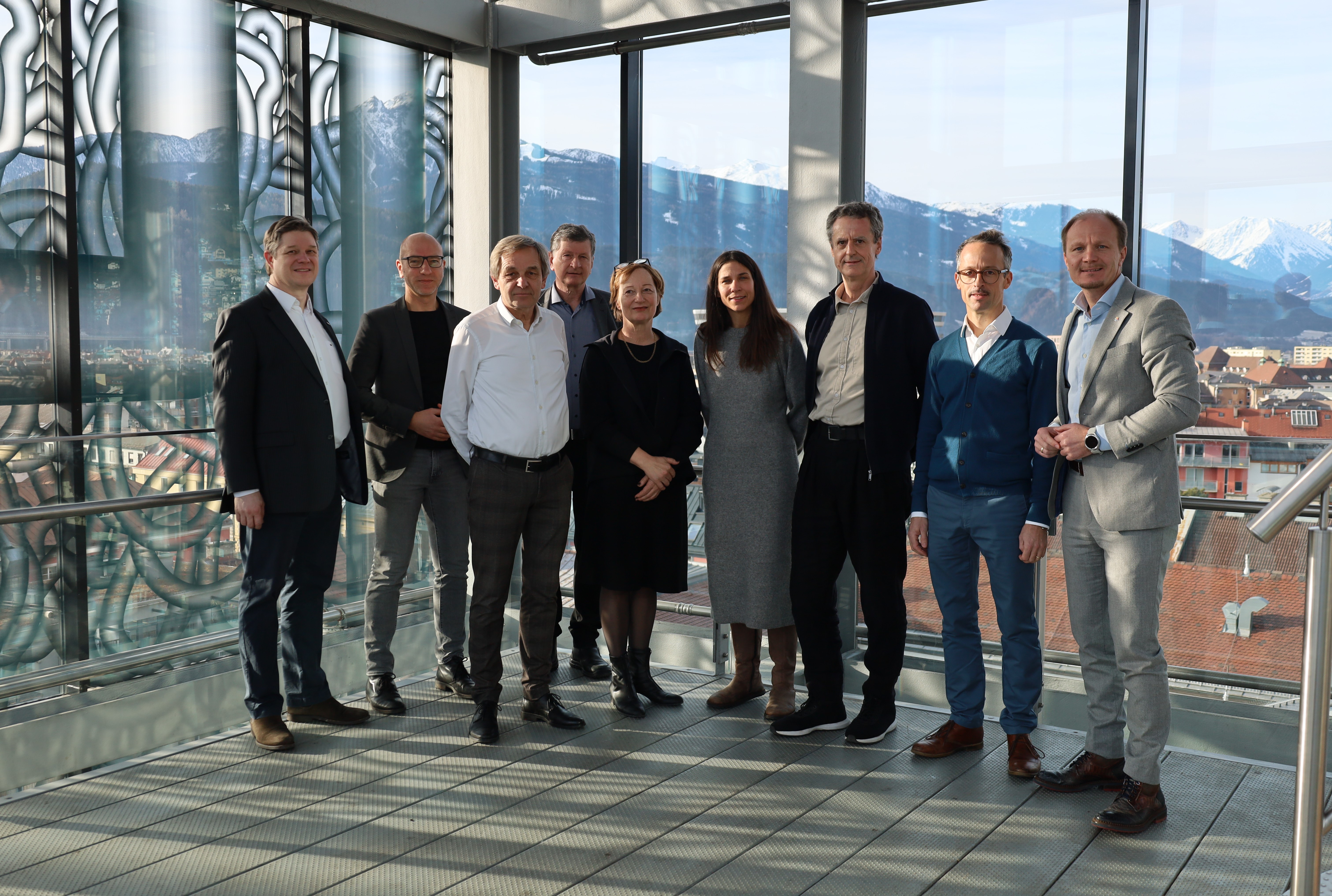 Bürgermeister Johannes Anzengruber (1. v.r.), Stadträtin Janine Bex (4. v.r.), Amtsvorstand Wolfgang Andexlinger (Stadtplanung, Mobilität und Integration, 2. v.l.), Hans-Peter Sailer und Philipp Heinricher (Referat Projekte, Gestaltung und Ortsbildschutz, 4. v.l. und 1. v.l.) mit den Mitgliedern des Gestaltungsbeirats (v.l.): Josef Fink, stv. Vorsitzende Anne Beer, Vorsitzender Bernd Vlay und Raoul Bukor.