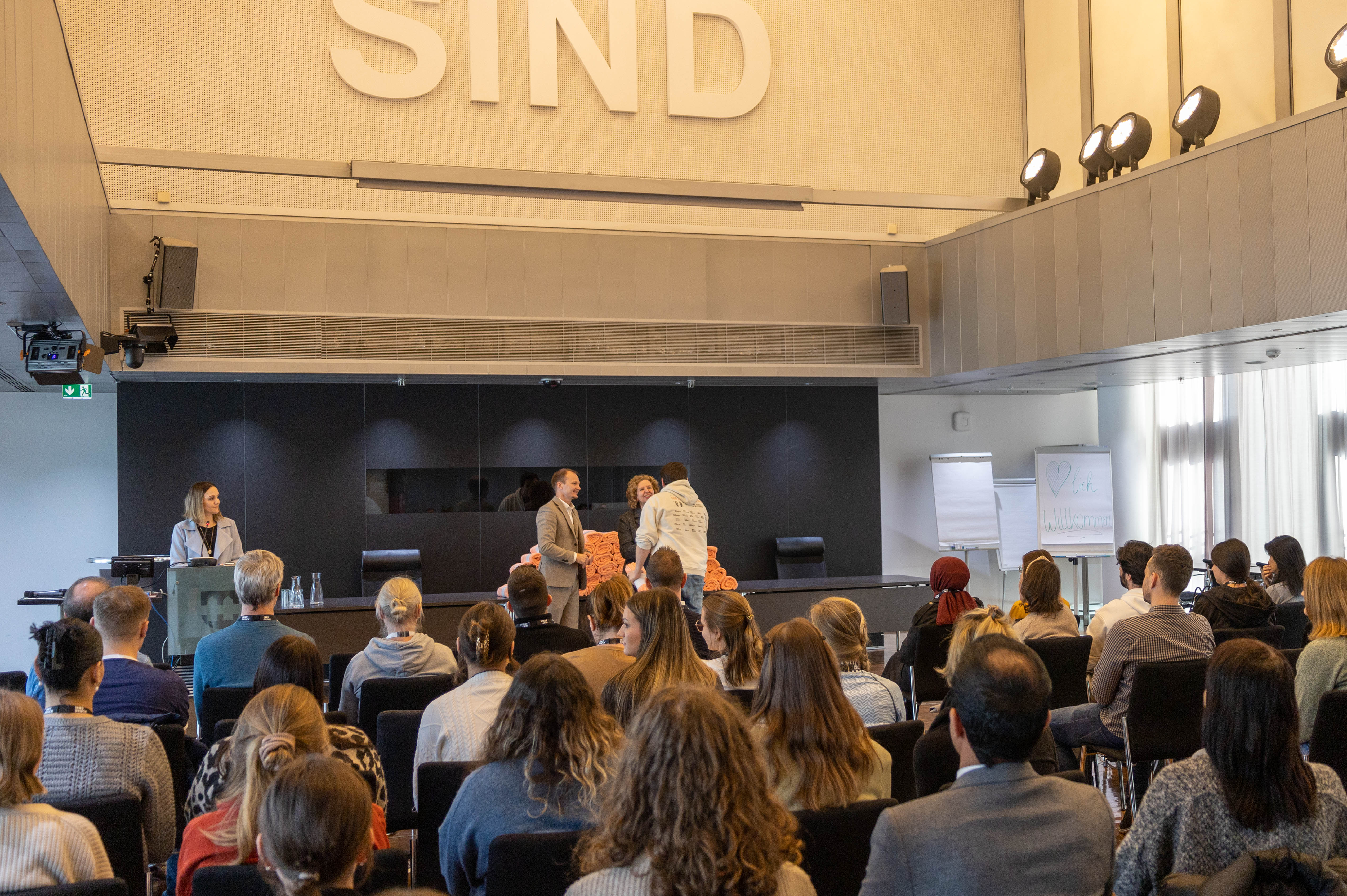 Willkommen bei der Stadt: Auch im Jänner 2025 konnte der Innsbrucker Stadtmagistrat wieder zahlreiche neue Mitarbeitende begrüßen, die am Willkommenstag umfassend zu ihrer künftigen Arbeitsstätte informiert wurden. Bürgermeister Johannes Anzengruber und Magistratsdirektorin Gabriele Herlitschka hießen die neuen Magistratsbediensteten mit Grußworten und einem kleinen Präsent im Namen der Stadt Innsbruck willkommen.