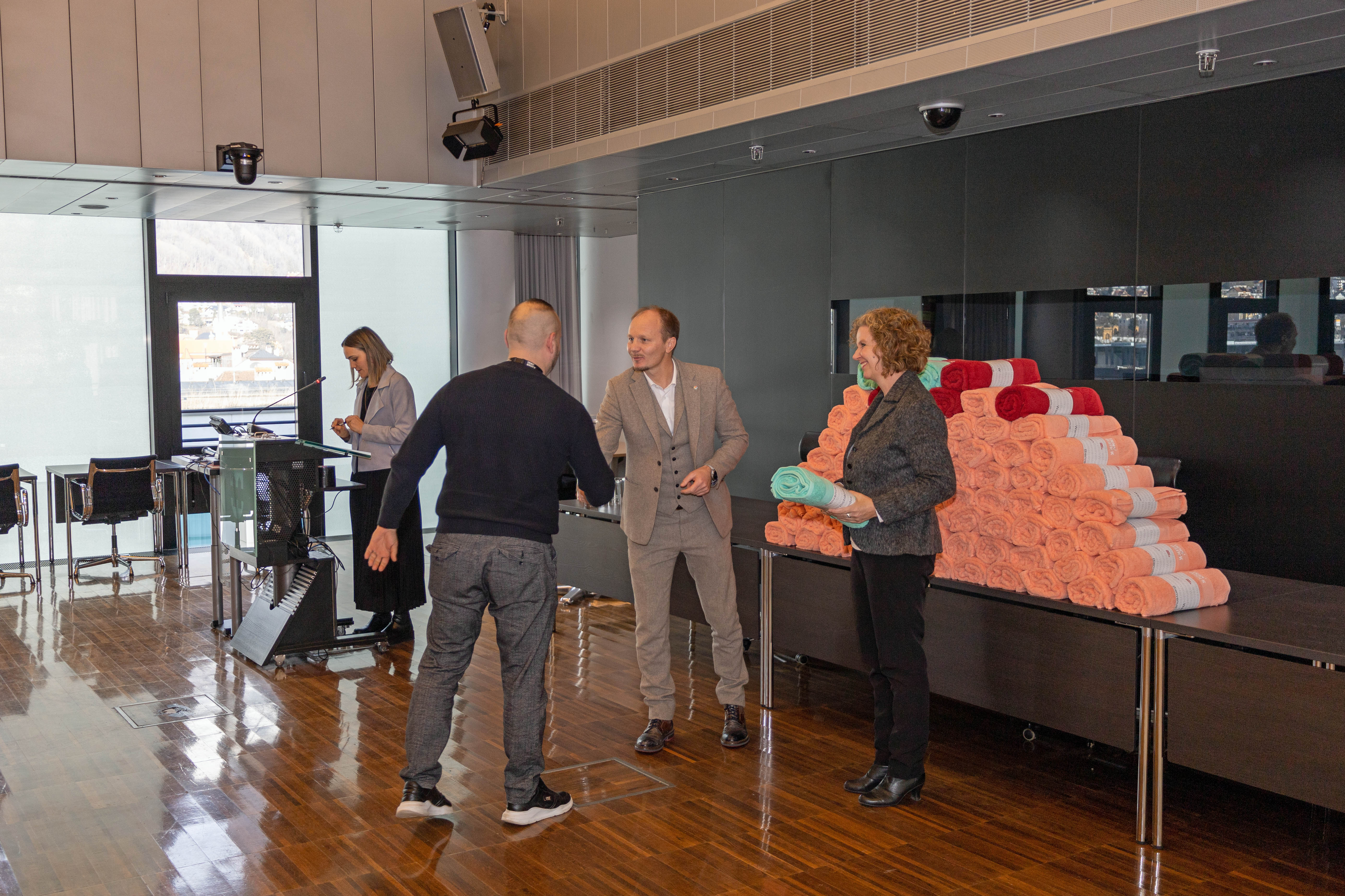 Willkommen bei der Stadt: Auch im Jänner 2025 konnte der Innsbrucker Stadtmagistrat wieder zahlreiche neue Mitarbeitende begrüßen, die am Willkommenstag umfassend zu ihrer künftigen Arbeitsstätte informiert wurden. Bürgermeister Johannes Anzengruber und Magistratsdirektorin Gabriele Herlitschka hießen die neuen Magistratsbediensteten mit Grußworten und einem kleinen Präsent im Namen der Stadt Innsbruck willkommen.