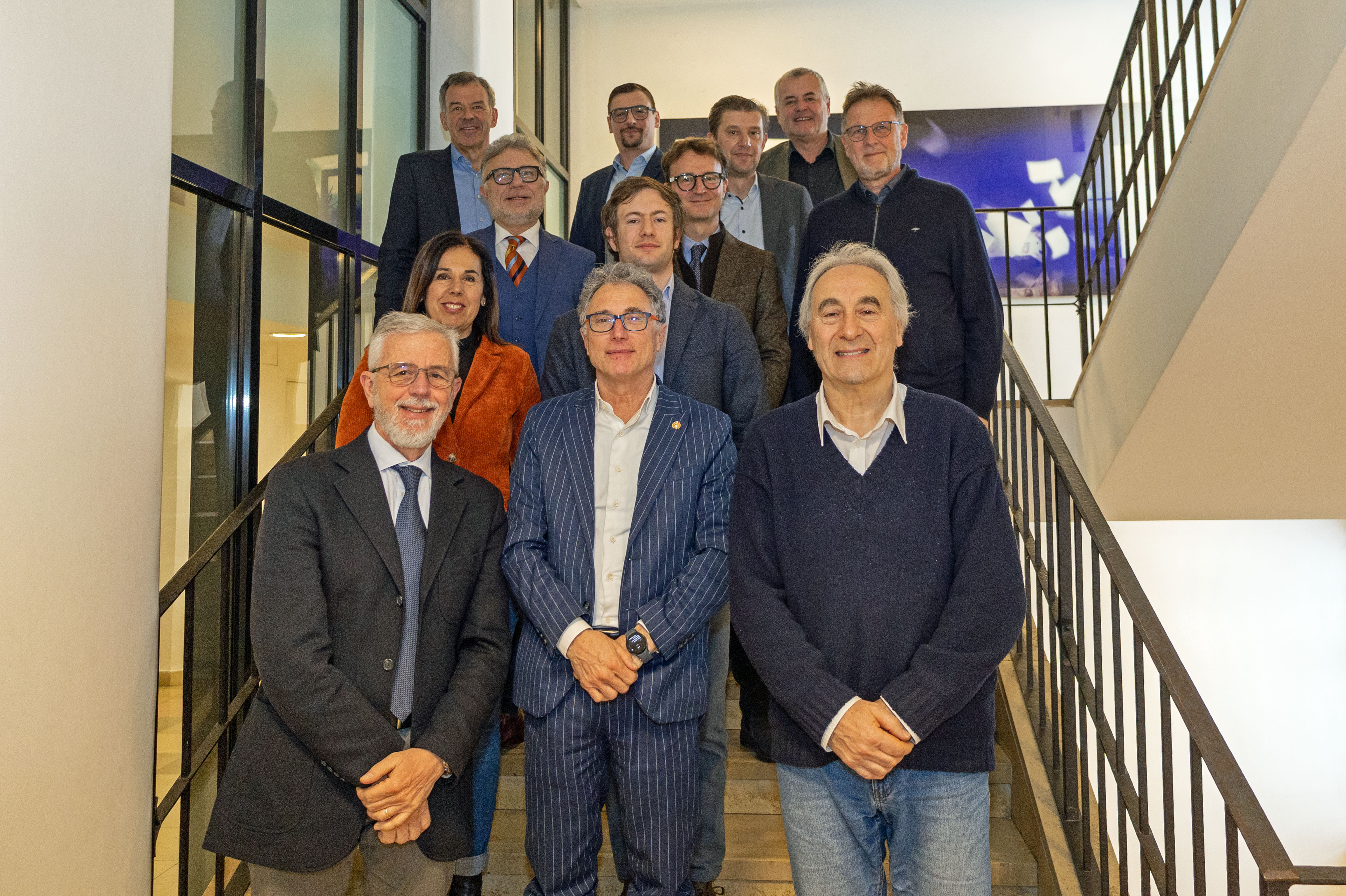 Vizebürgermeister Georg Willi (letzte Reihe, l.), Pflegekoordinator Michael Urschitz (l.R., m.) und ISD-Geschäftsführer Hubert Innerebner (l.R., r.) hießen ihre Kolleginnen und Kollegen aus den Gemeinden Belluno, Bozen und Trient zum Euregio-Zusammentreffen der AG Soziosanitäre Bereiche und Freiwilligentätigkeit und deren politische Dimensionen herzlich in Innsbruck willkommen. Im gemeinsamen Austausch wurden mehrere Punkte zur Zusammenarbeit der Arbeitsgruppe besprochen, auch die Pflegestrategie 2033 der Stadt Innsbruck wurde vorgestellt.
