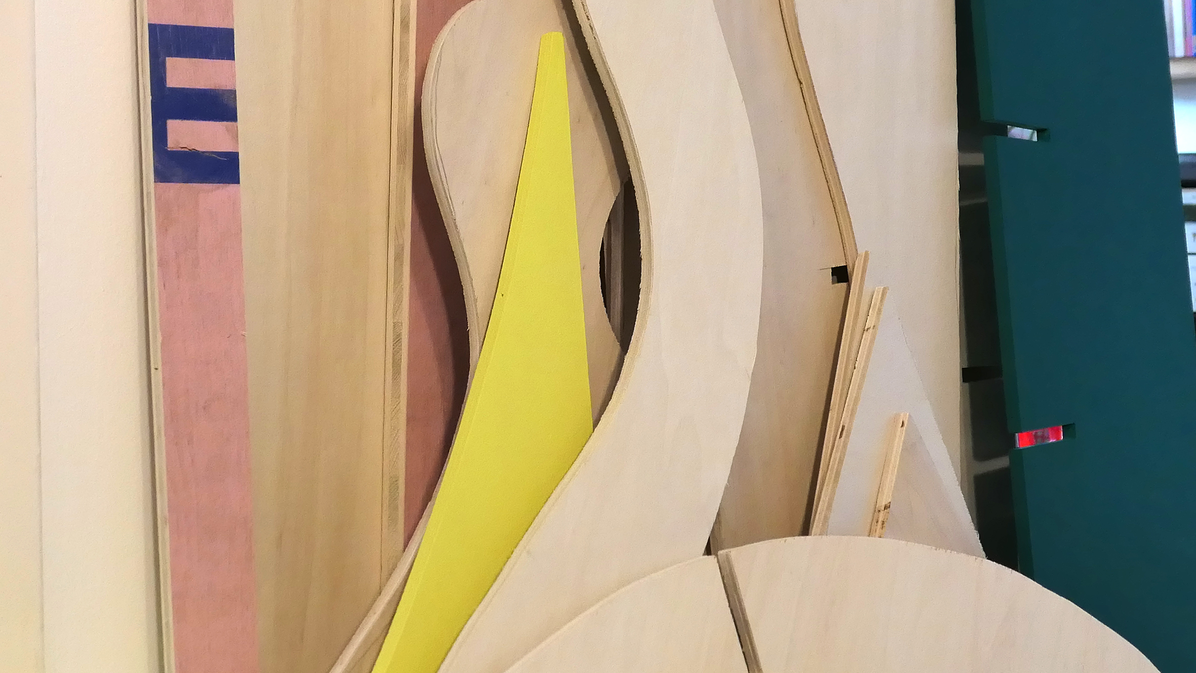 A New World Order: Vermögen es ein paar farbige Holzformen, die ineinander gesteckt werden, tatsächlich eine neue Weltordnung entstehen zu lassen? (Ausschnitt)