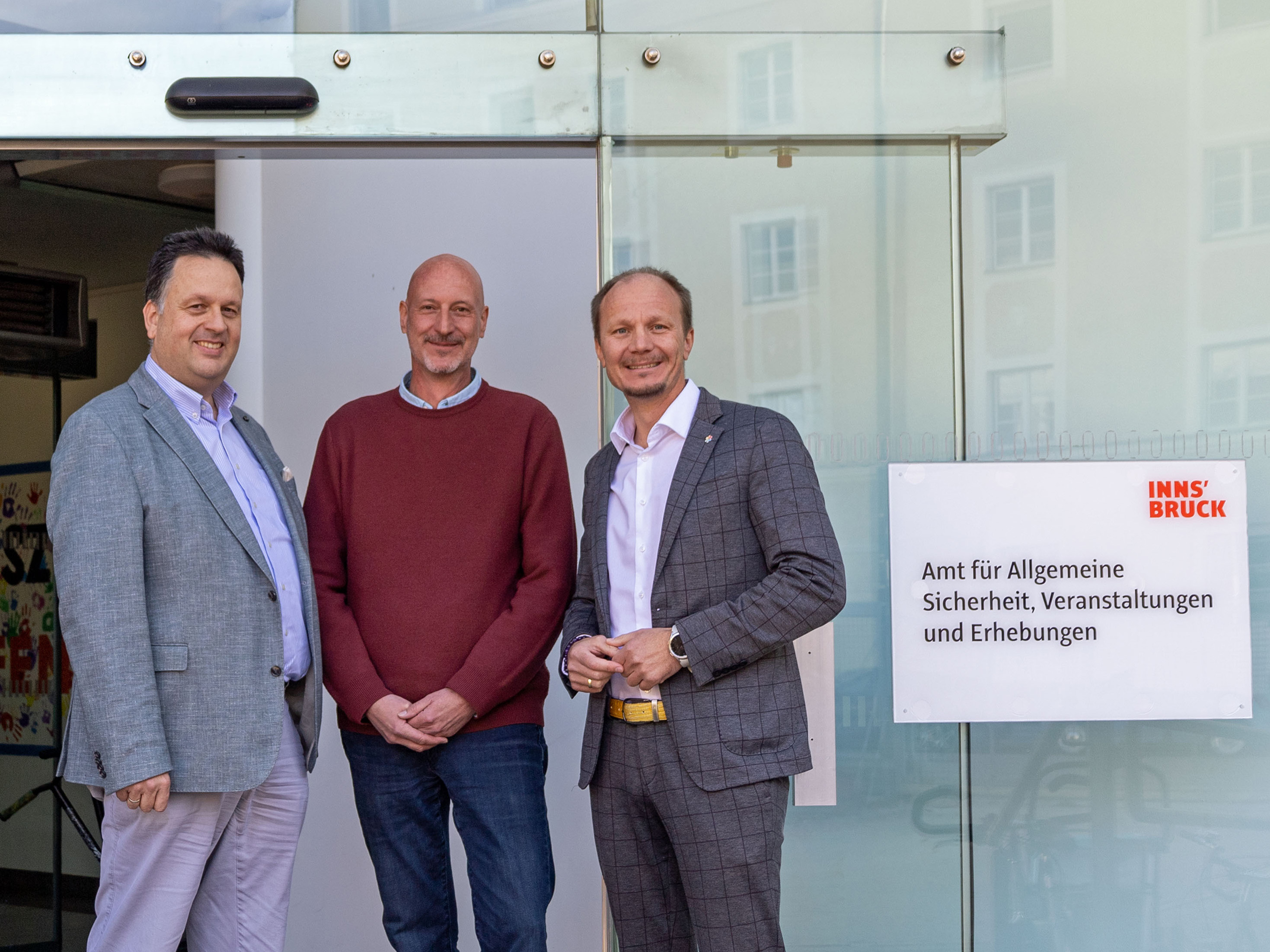 Bürgermeister Johannes Anzengruber (r.) und Amtsvorstand Christian Schneider (l.) freuen sich mit Innsbrucks neuem Veranstaltungsberater Christof Plangger (m.) über den Start des Service-Angebots für Fragen rund um Veranstaltungen.