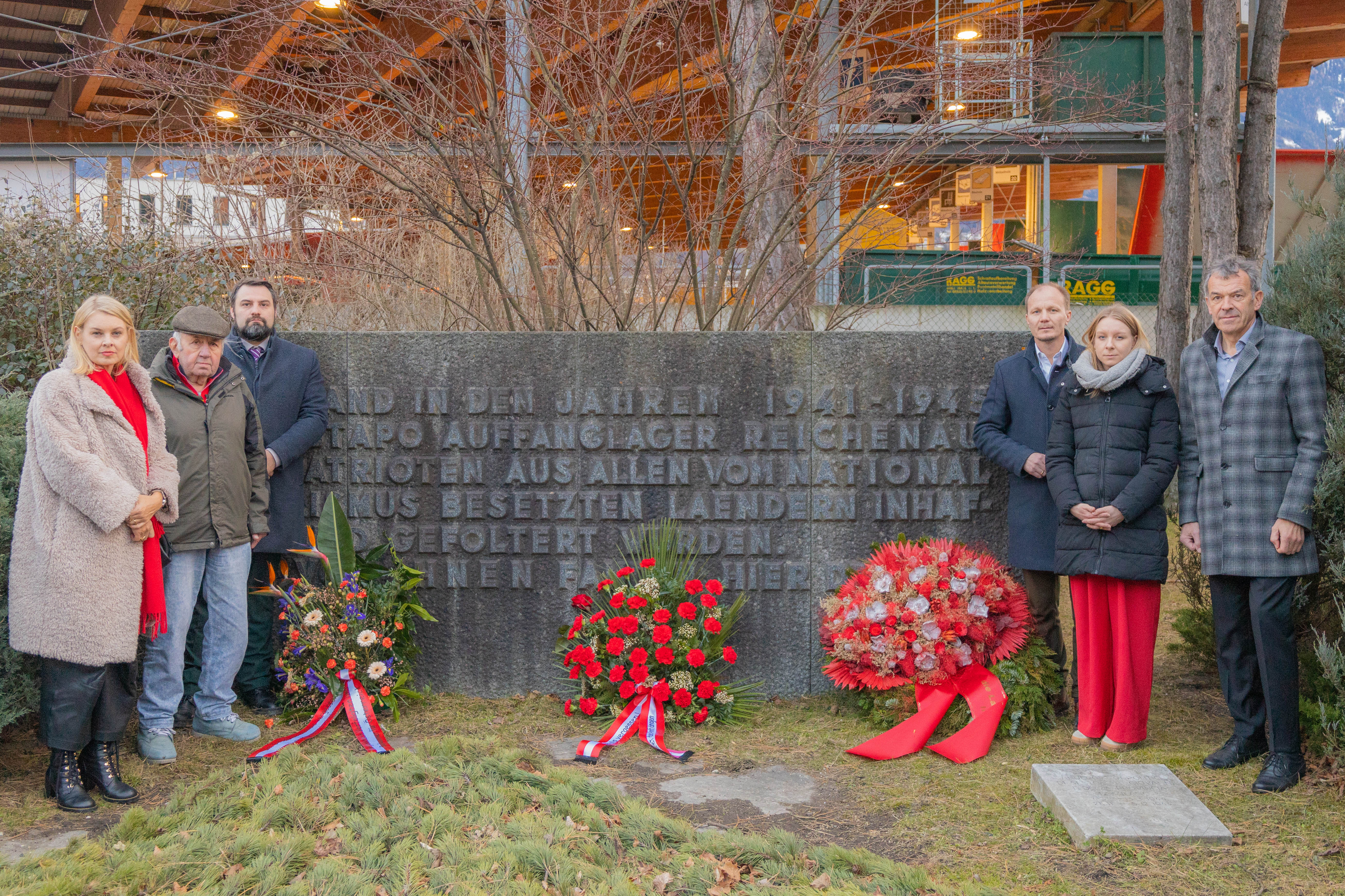 (v.l.n.r.) Vizebürgermeisterin Elisabeth Mayr, Landesobmann Clemens Hornich (ÖVP-Kameradschaft der politisch Verfolgten und Bekenner für Österreich), Landtagsabgeordneter Christoph Appler, Bürgermeister Johannes Anzengruber, Landtagsabgeordnete Elisabeth Fleischanderl (Bund sozialdemokratischer FreiheitskämpferInnen, Opfer des Faschismus und aktiver AntifaschistInnen) und Vizebürgermeister Georg Willi bei der gemeinsamen Kranzniederlegung am Gedenkstein für den Lagerkomplex Reichenau am 27. Jänner 2025, dem Internationalen Tag des Gedenkens für die Opfer des Holocaust.