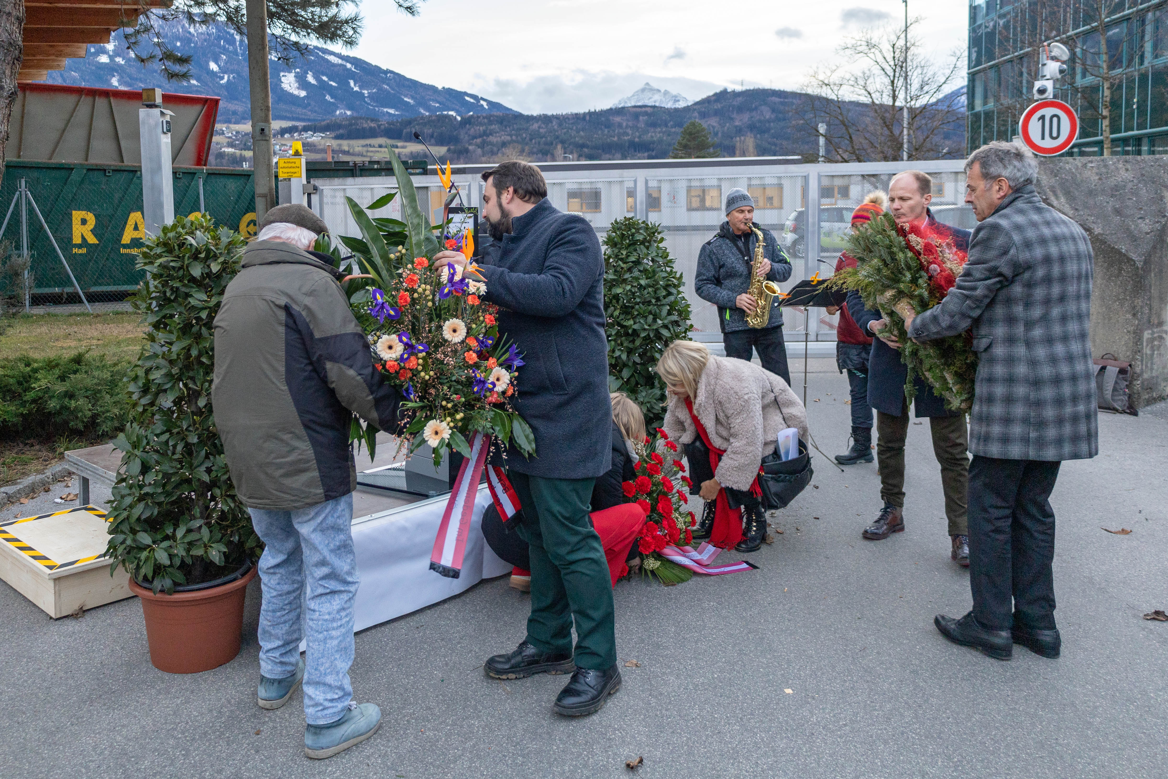 Seit 2023 ist die Stadt Innsbruck an der offiziellen Kranzniederlegung beteiligt, in den vorherigen Jahren wurde sie von den beiden Verbänden gemeinsam organisiert.