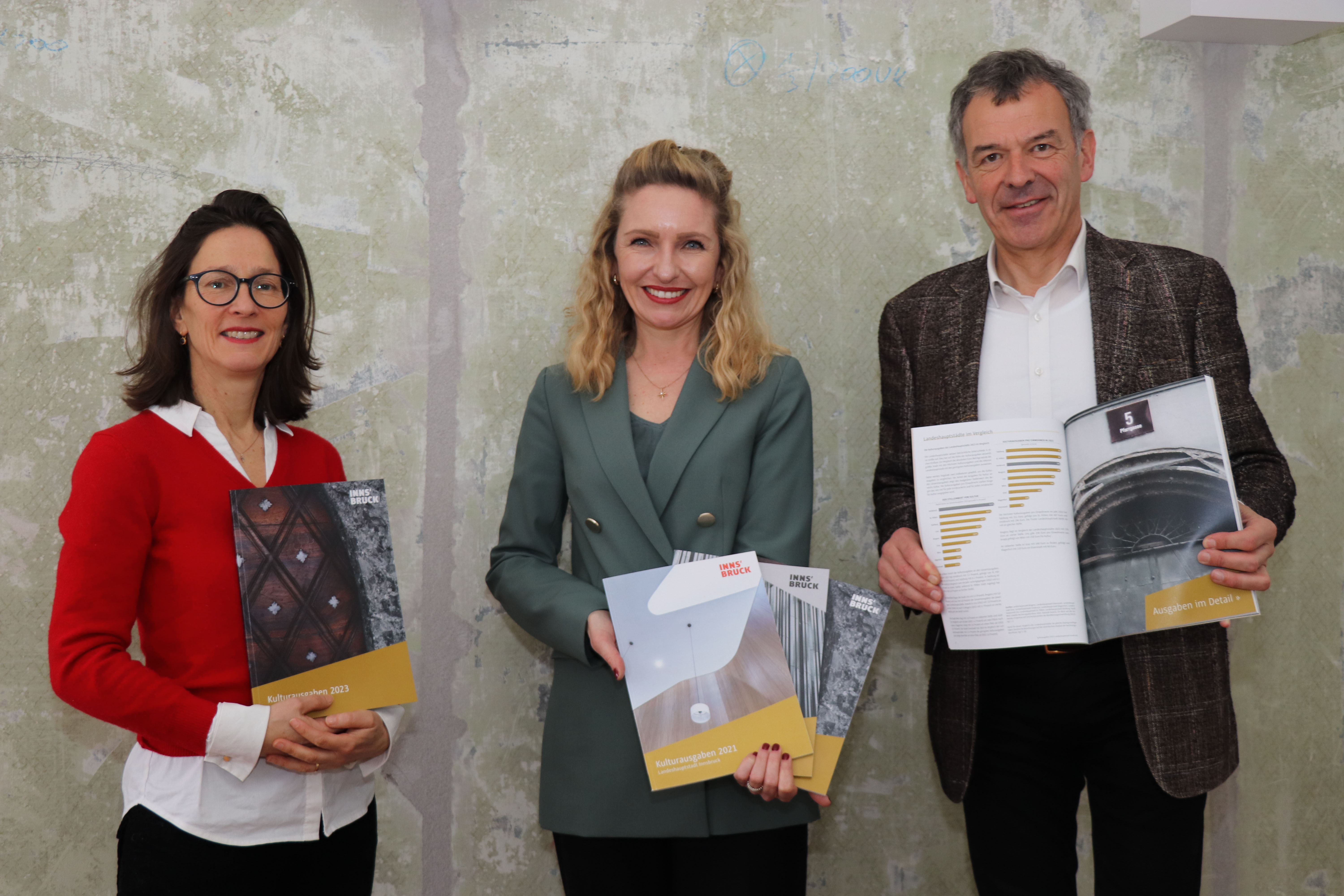 Der Kulturausgabenbericht 2023 macht öffentlich, wohin die städtischen Gelder im Kulturbereich geflossen sind. Bei der Präsentation am 30. Jänner: Vizebürgermeister Georg Willi, Kulturamtsleiterin Isabelle Brandauer (Mitte) und Christina Alexandridis (Kulturentwicklung und Förderung).