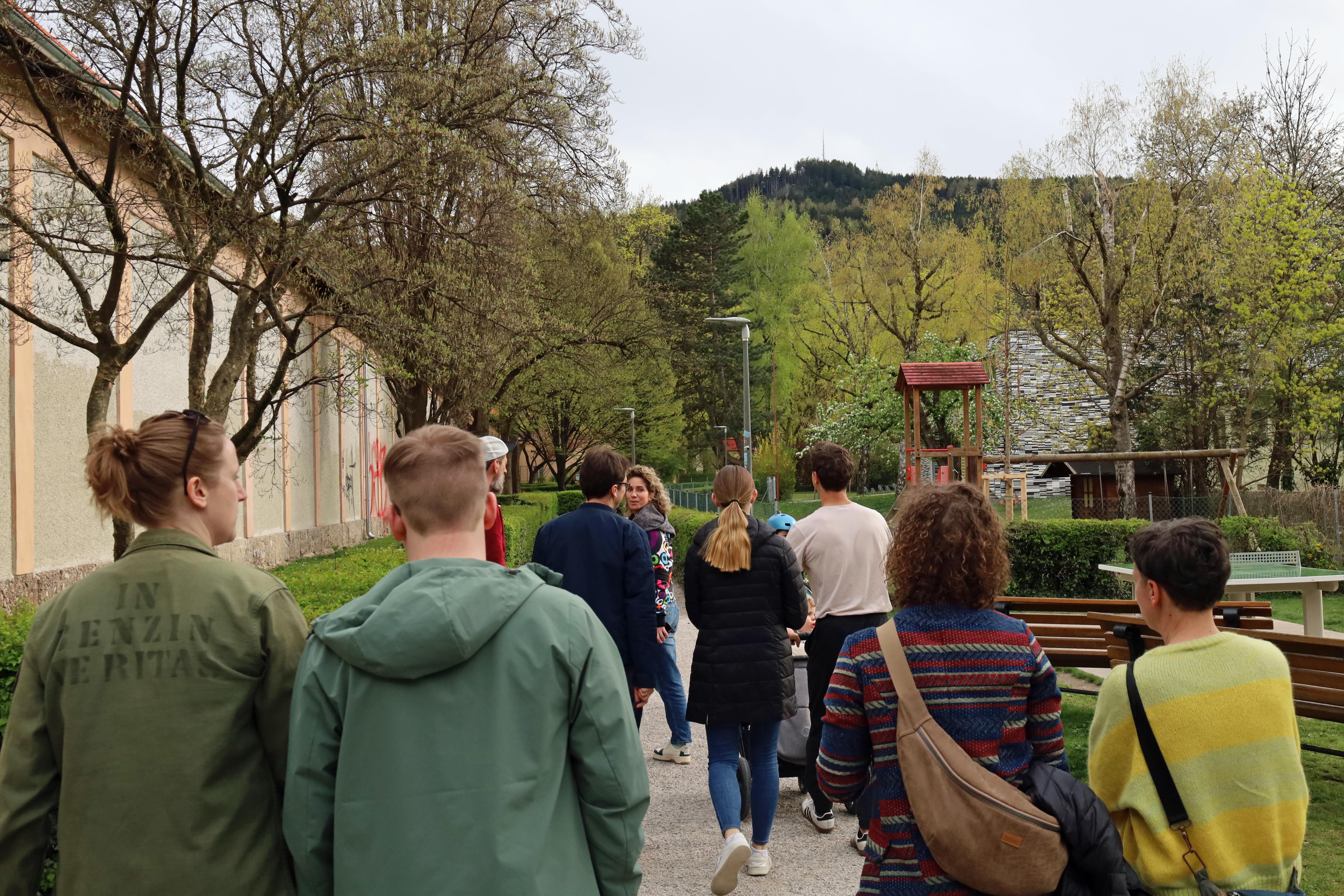 Bei der Neugestaltung des Beseleparks in Wilten konnte sich die Bevölkerung einbringen. Hier bei einer Begehung vor Ort.