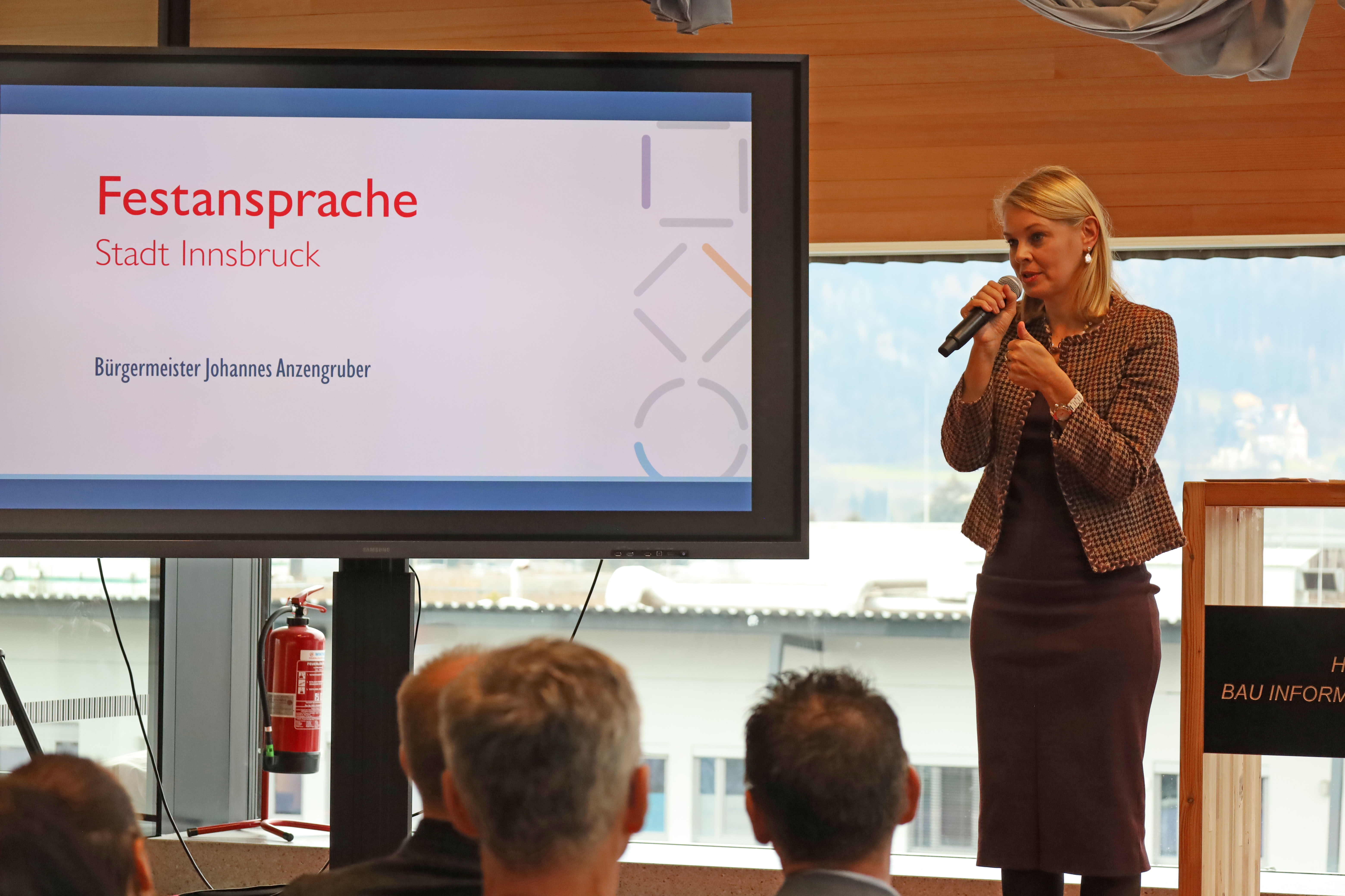 Die Höhere Technische Lehranstalt (HTL) für Bau Informatik Design blickte bei einem Festakt am 31. Jänner auf 140 Jahre Malerei und Bildhauerei und 50 Jahre am Standort Trenkwalderstraße 2 zurück. Neu gegründet wurde 2024 der Zweig Informatik. Bürgermeister Johannes Anzengruber und die für Bildung zuständige Vizebürgermeisterin Elisabeth Mayr gratulierten Direktor Christian Eberl zum Jubiläum und zum neuen Ausbildungszweig, der Abteilung Informatik. Beide betonten den Stellenwert der HTL-Ausbildung durch ihren Praxisbezug und ihre Bedeutung für die Zukunft.
Mehr zur Schule unter www.htl-ibk.at