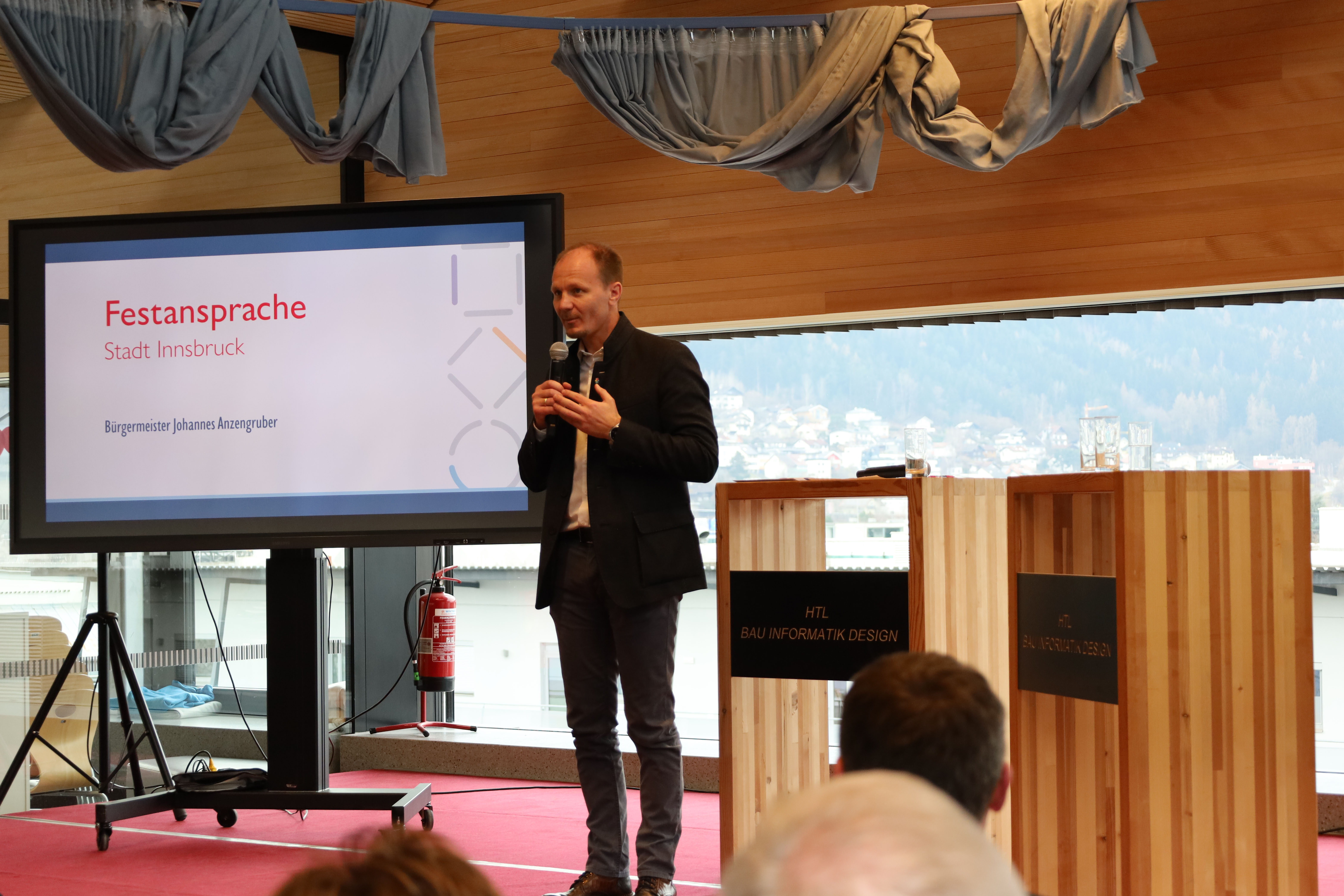 Die Höhere Technische Lehranstalt (HTL) für Bau Informatik Design blickte bei einem Festakt am 31. Jänner auf 140 Jahre Malerei und Bildhauerei und 50 Jahre am Standort Trenkwalderstraße 2 zurück. Neu gegründet wurde 2024 der Zweig Informatik. Bürgermeister Johannes Anzengruber und die für Bildung zuständige Vizebürgermeisterin Elisabeth Mayr gratulierten Direktor Christian Eberl zum Jubiläum und zum neuen Ausbildungszweig, der Abteilung Informatik. Beide betonten den Stellenwert der HTL-Ausbildung durch ihren Praxisbezug und ihre Bedeutung für die Zukunft.
Mehr zur Schule unter www.htl-ibk.at