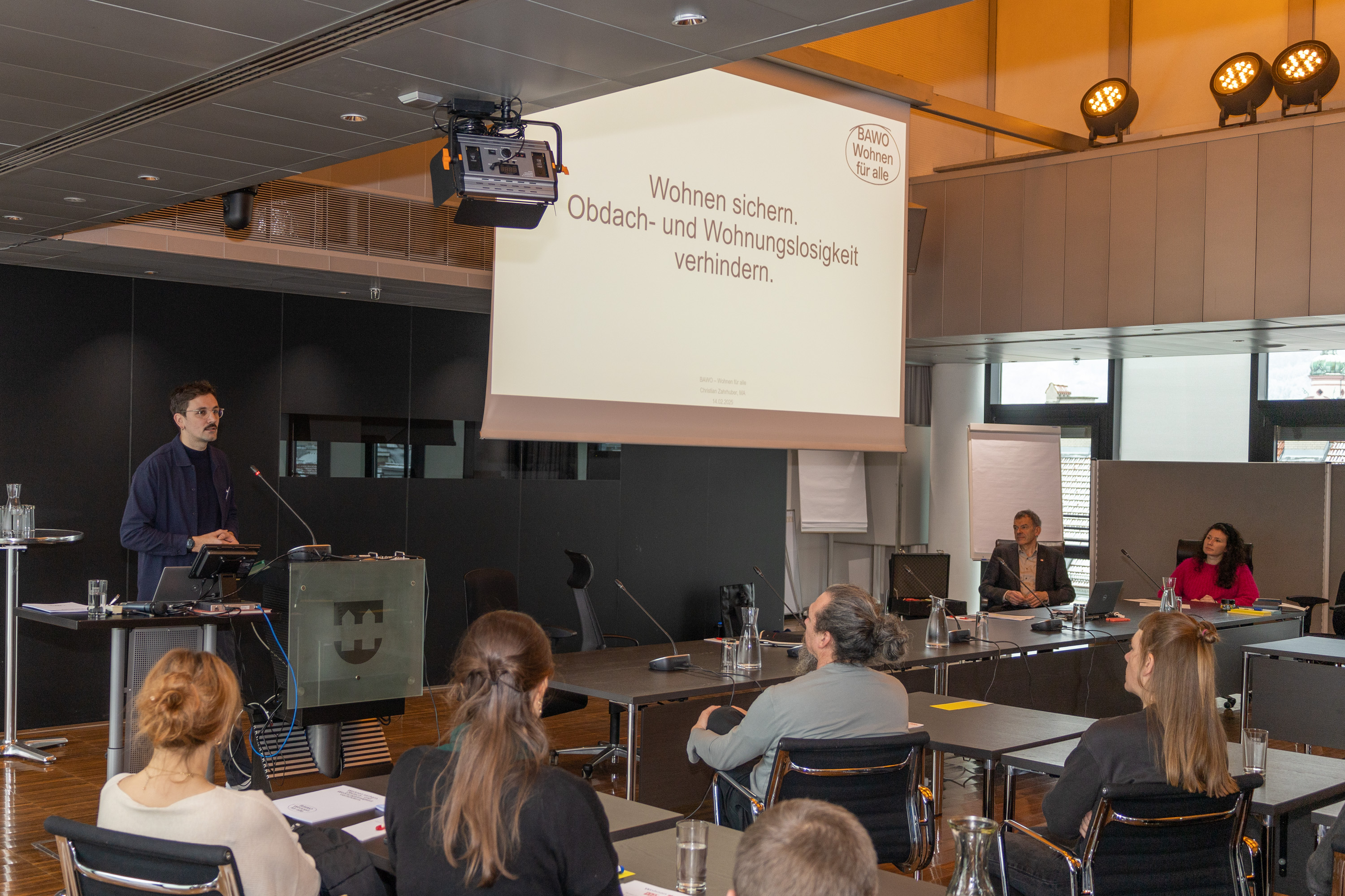 Christian Zahrhuber (BAWO) hielt beim Auftaktworkshop einen Vortrag über die Vermeidung von Obdach- und Wohnungslosigkeit und stellte Maßnahmen zur nachhaltigen Bekämpfung dieser Herausforderung vor.
