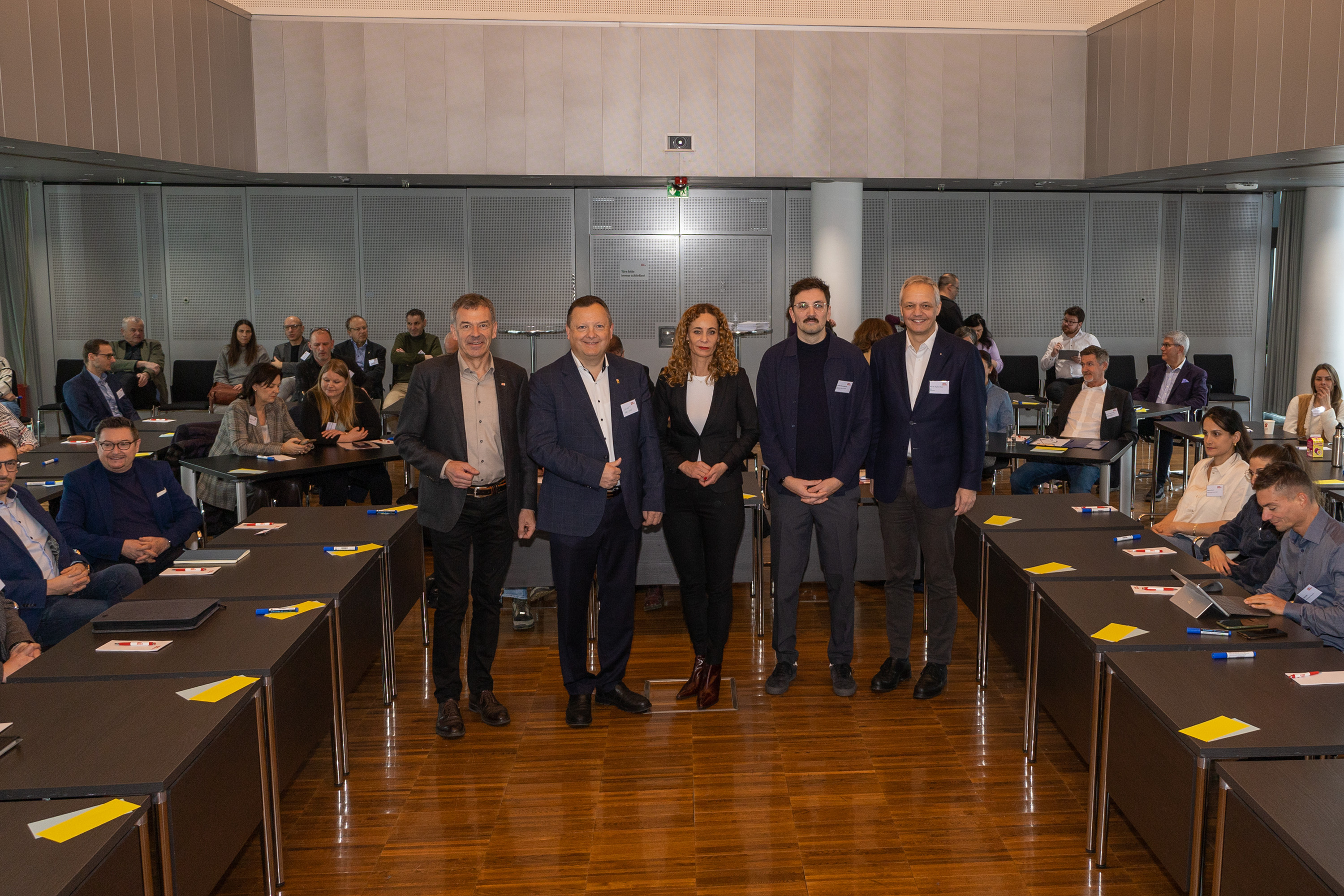 Vizebürgermeister Georg Willi (links) begrüßte im Plenarsaal (v. l. n. r.) Karl-Josef Schubert (Präsident des Tiroler Gemeindeverbands), Soziallandesrätin Eva Pawlata, Christian Zahrhuber (BAWO – Bundesarbeitsgemeinschaft Wohnungslosenhilfe), Siegfried Walch (Management Center Innsbruck) sowie die zahlreichen Teilnehmenden zum Auftakt des breit angelegten Beteiligungsprozesses gegen Obdach- und Wohnungslosigkeit.
