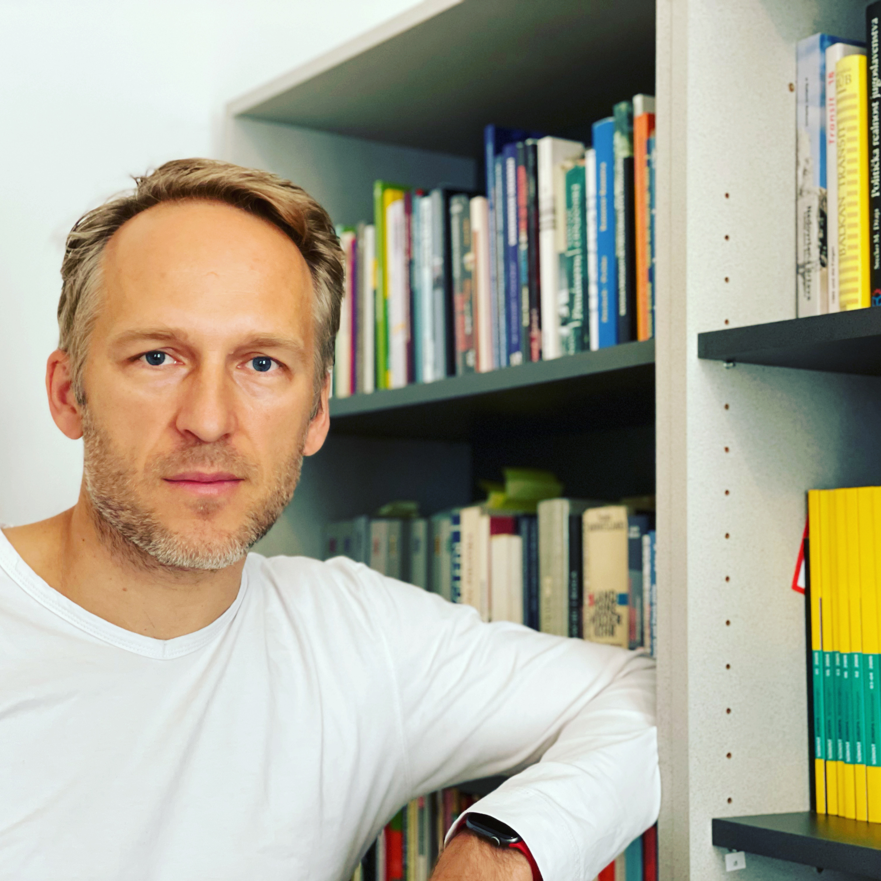 Am 25. Februar ist der Politologe Vedran Džihić mit seinem Buch „Ankommen“ zu Gast in der Stadtbibliothek – über Zugehörigkeit und die Gefahren einer Politik der Angst.