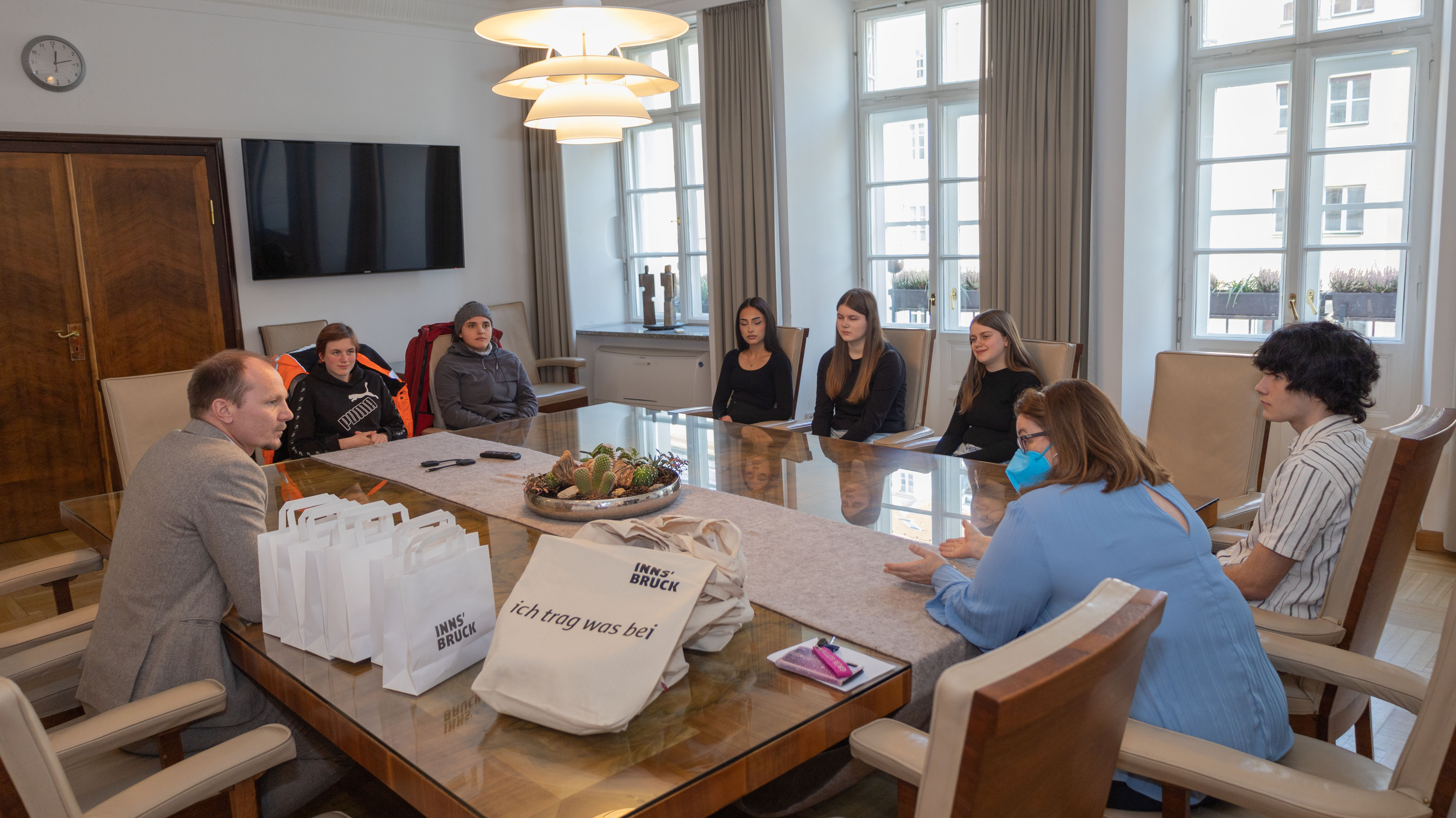 Erfolgreicher Abschluss der Berufsschule: Bürgermeister Johannes Anzengruber gratulierte den städtischen Lehrlingen, die die Berufsschule mit gutem oder ausgezeichnetem Erfolg gemeistert haben, persönlich im Innsbrucker Stadtsenats-Sitzungszimmer zu ihren hervorragenden Leistungen.