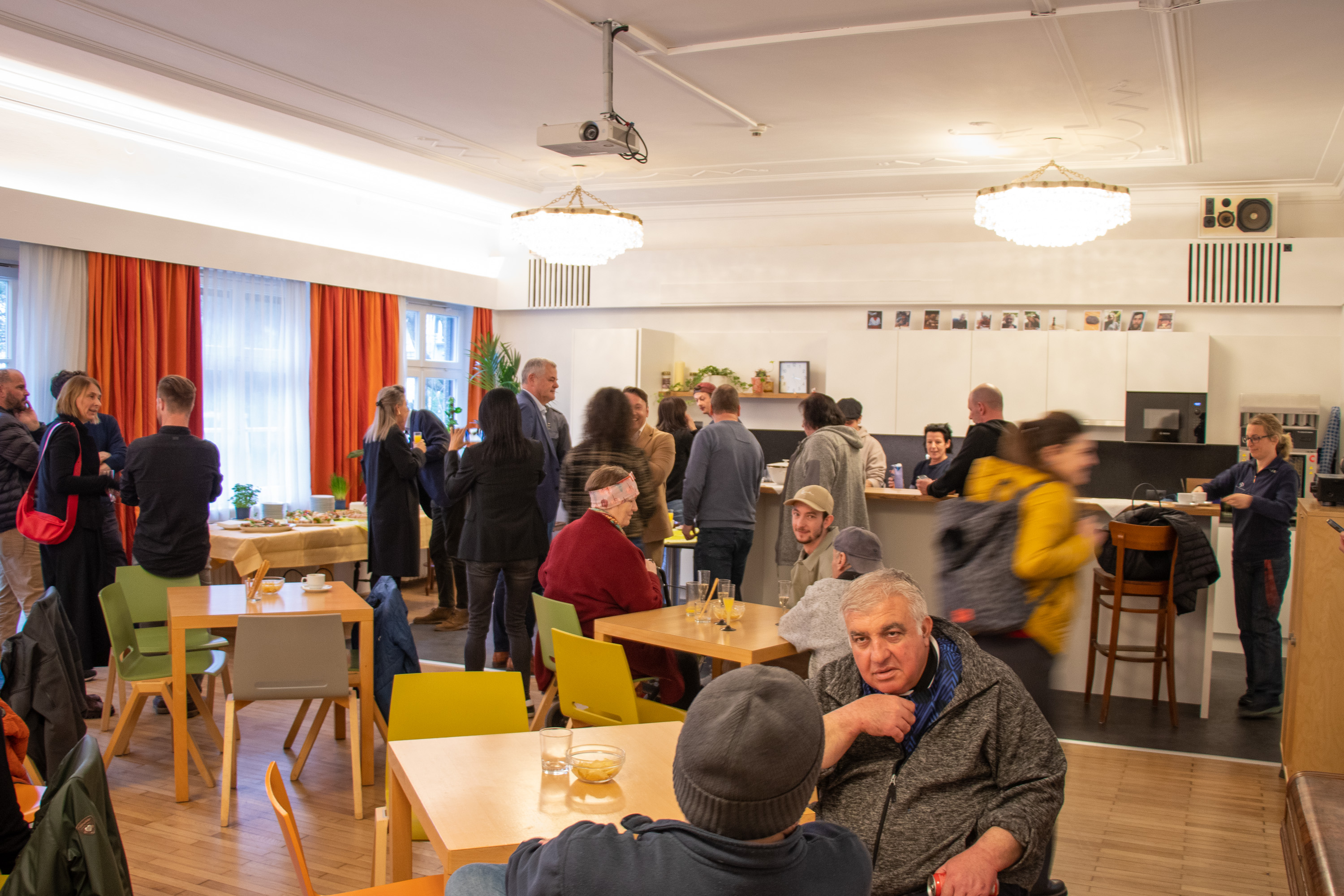 Ein Raum für Begegnung und Miteinander: Die frisch sanierte Begegnungszone am Haydnplatz 5 bietet Platz für soziale und gemeinschaftliche Aktivitäten und stärkt das Miteinander im Stadtteil.