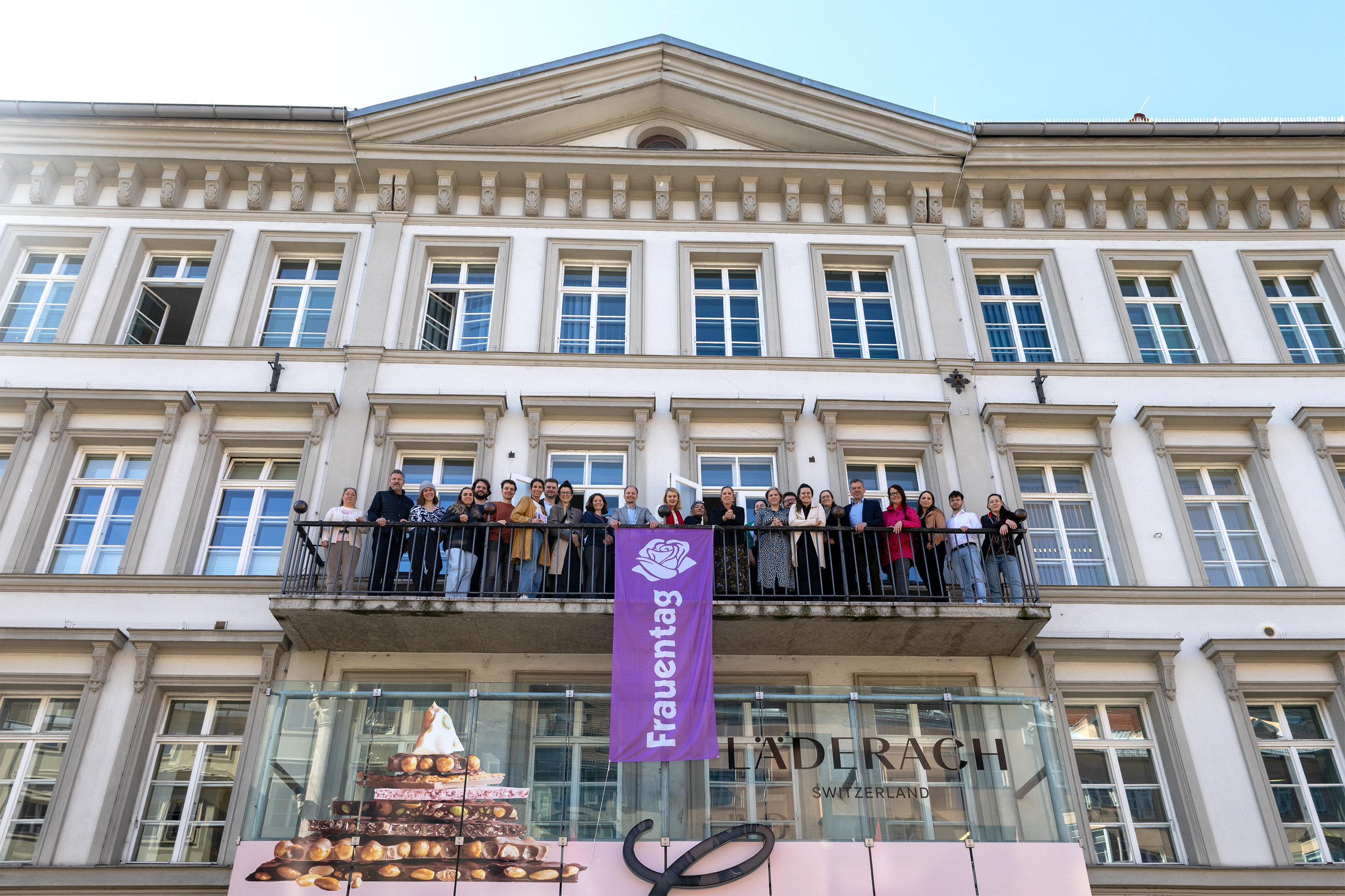 Setzen sich gemeinsam für die Rechte der Frauen ein, insbesondere für Gleichstellung, Gesundheit und Gewaltfreiheit: Vizebürgermeisterin Elisabeth Mayr (Mitte r.), Bürgermeister Johannes Anzengruber (Mitte l.) und weitere Mitglieder des Stadtsenates, des Gemeinderates sowie mehrerer Frauenorganisationen.