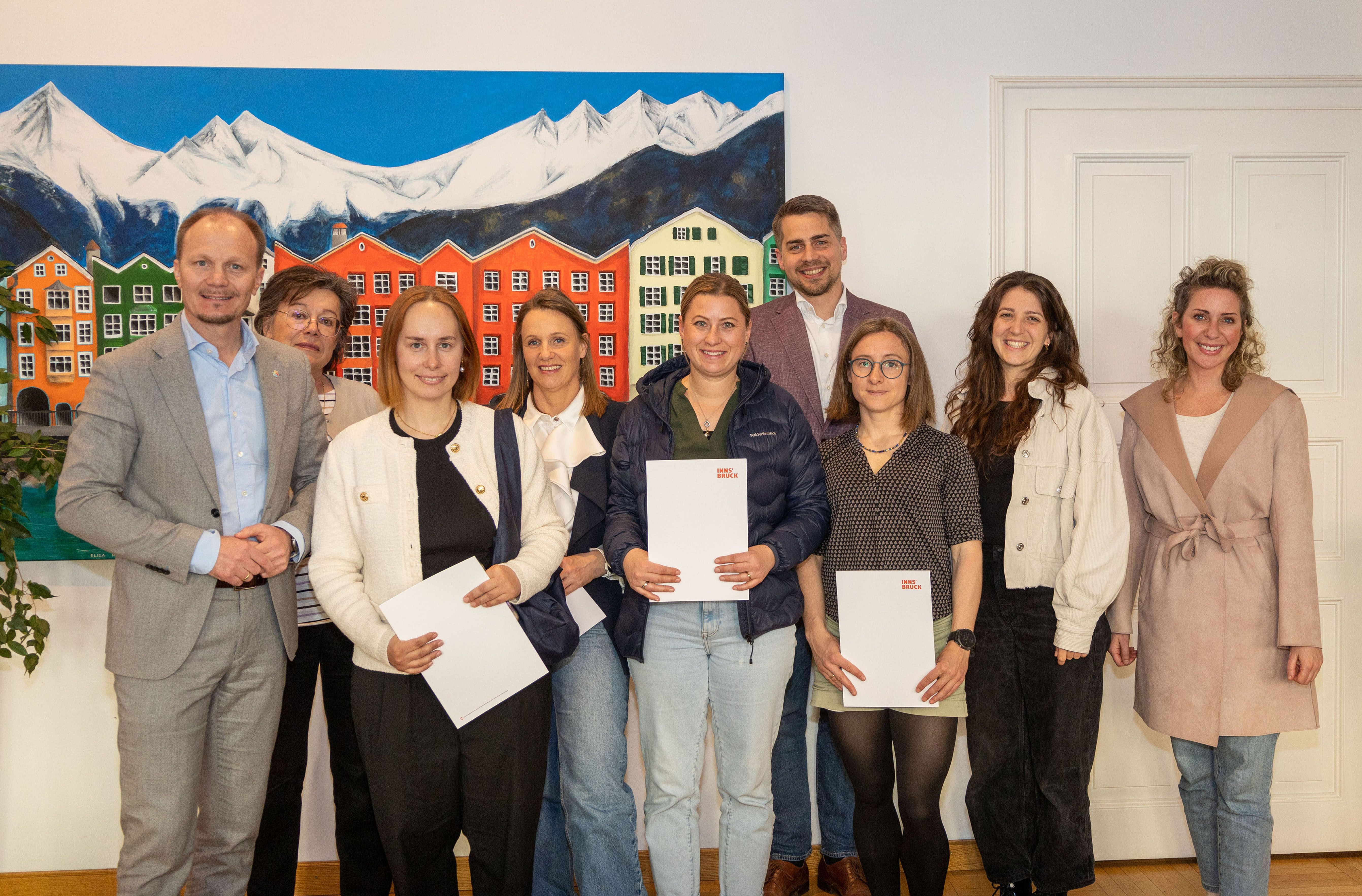 Bürgermeister Johannes Anzengruber (l.) übergab die Preise an die Gewinnerinnen des Beteiligungs-Gewinnspiels im Innsbrucker Stadtsenatssitzungszimmer im Beisein von Amtsvorstand Thomas Zajc (4.v.r.), Andrea Kreisl (r.) und Sarah Rasi (2.v.r., beide Referat BürgerInnenbeteiligung).