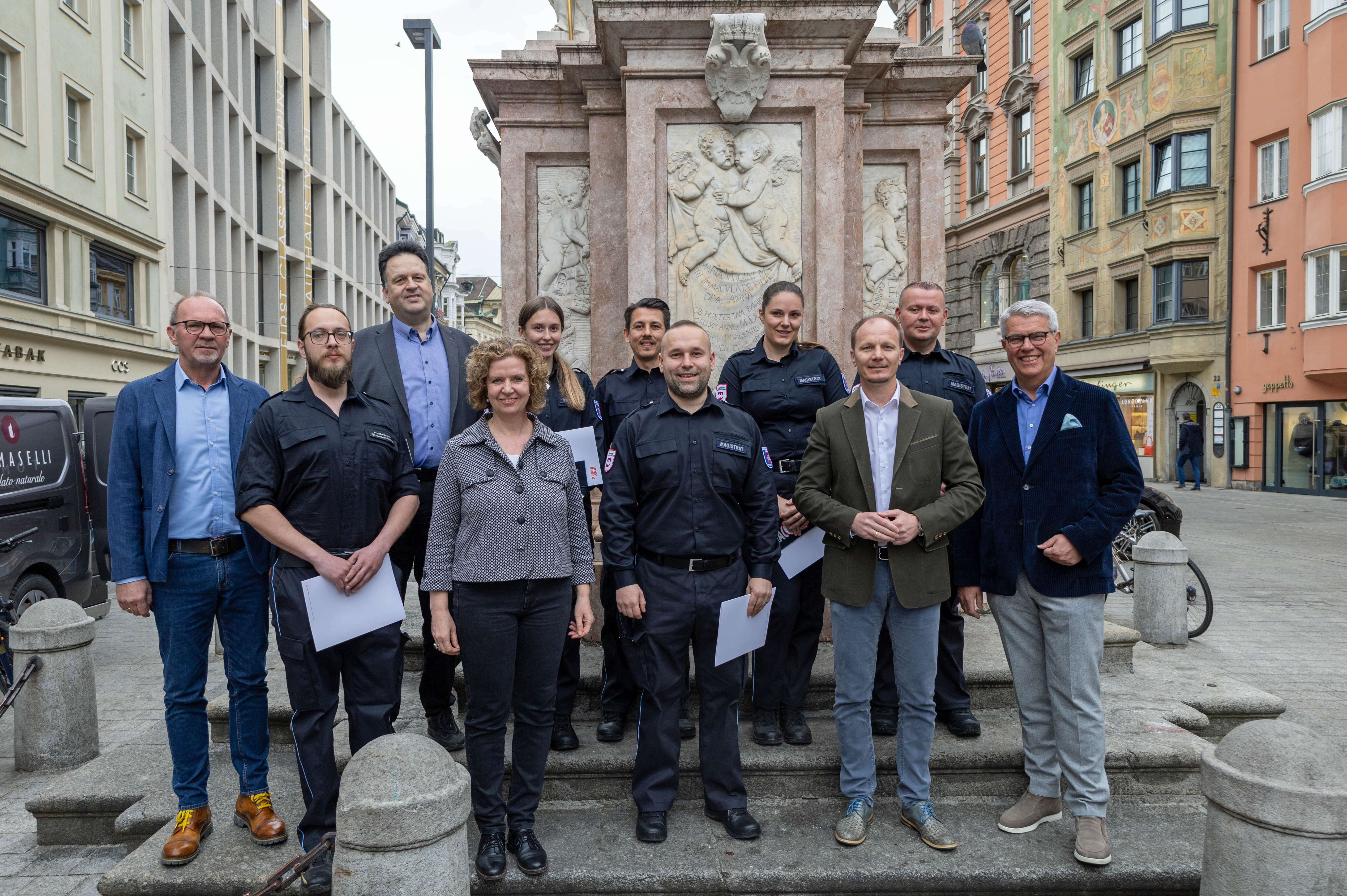 Bürgermeister Johannes Anzengruber (1.R., 2.v.r.), Magistratsdirektorin Gabriele Herlitschka (1.R., 3.v.l.), Abteilungsleiter Ferdinand Neu (1.R., r.), Amtsvorstand Christian Schneider (2.R., l.), und Referent Thomas Koland (1.R., l.) wünschen den neu angelobten Einsatzkräften von MÜG und PAG alles Gute für ihre Aufgabe.