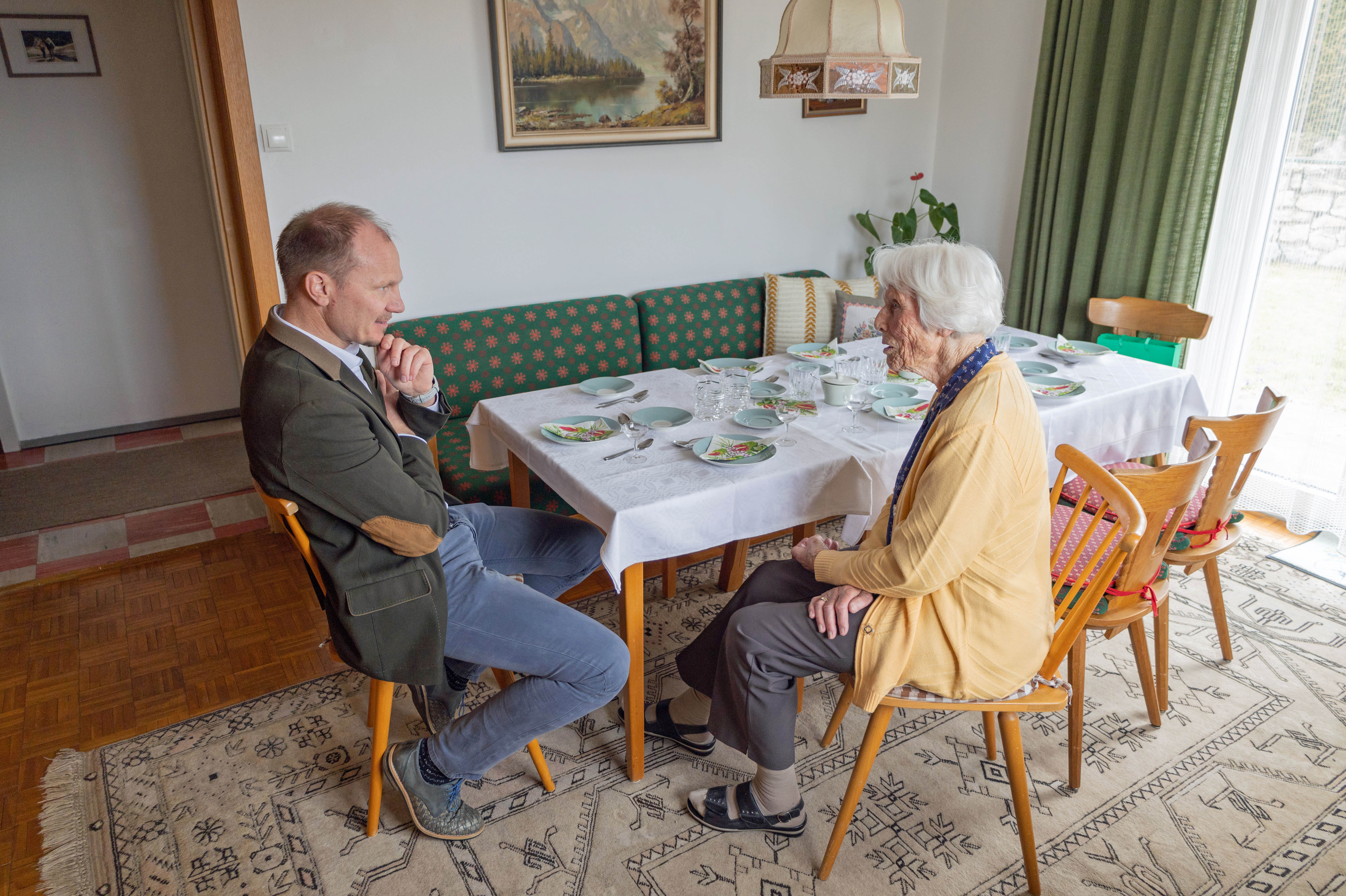Aloisia Pöll erzählte Bürgermeister Johannes Anzengruber aus ihrem Leben.
