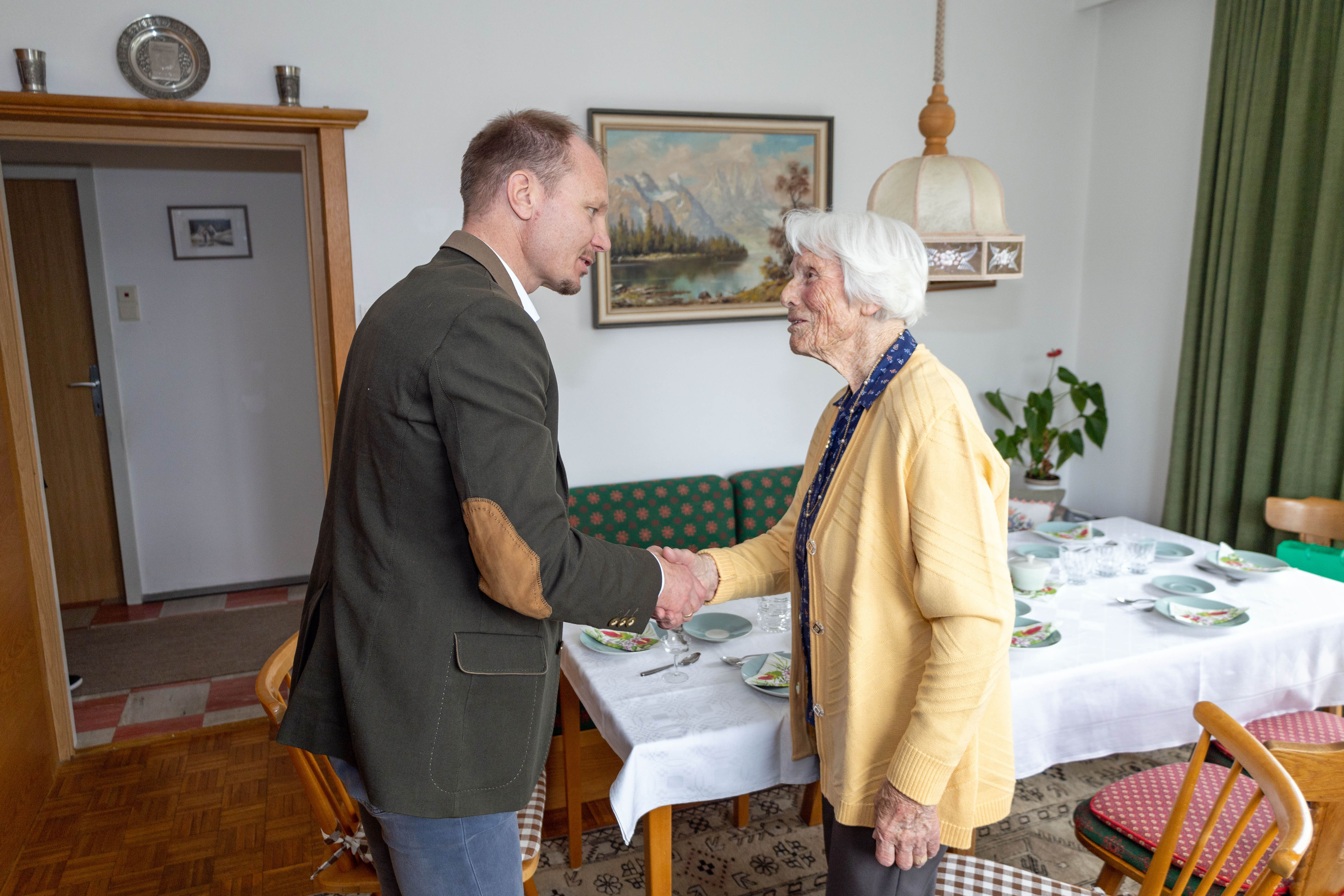 „Ich wünsche Ihnen noch ein schönes Fest – und nächstes Jahr komme ich gerne wieder vorbei!“, wünschte Bürgermeister Johannes Anzengruber der Jubilarin Aloisia Pöll.