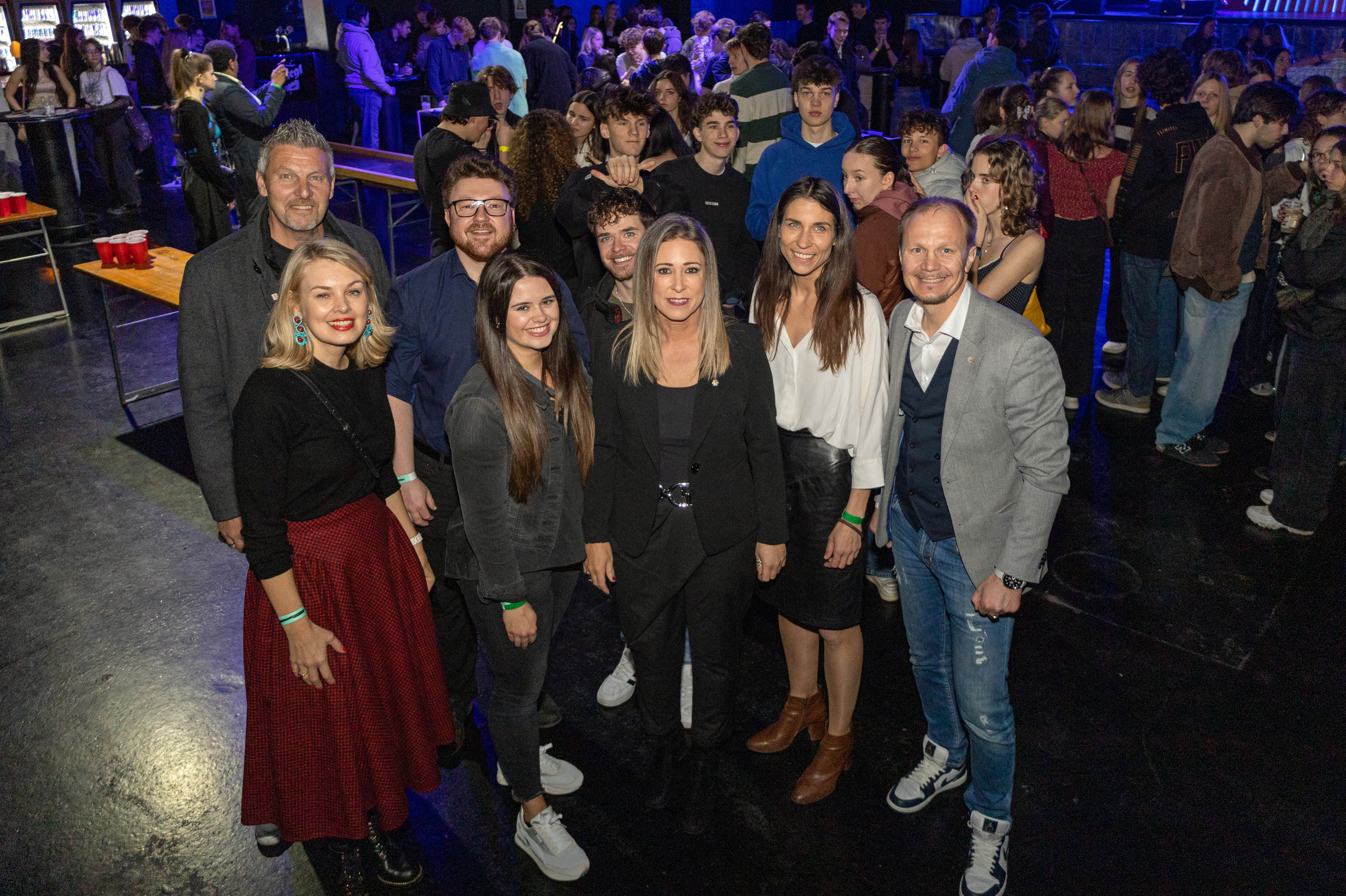 Bürgermeister Johannes Anzengruber (r.), Vizebürgermeisterin Elisabeth Mayr (l.), Stadträtin Janine Bex (2.v.r), Stadträtin Mariella Lutz (3.v.r) Gemeinderätin Julia Payr (2.v.l.) und die Gemeinderäte Thomas Mayer (2.R., l.), Benjamin Plach (2.R., 2.v.l.) und Dominik Pittracher (2.R., 3.v.l.) feierten gemeinsam mit den Innsbrucker JungbürgerInnen in der Music Hall.