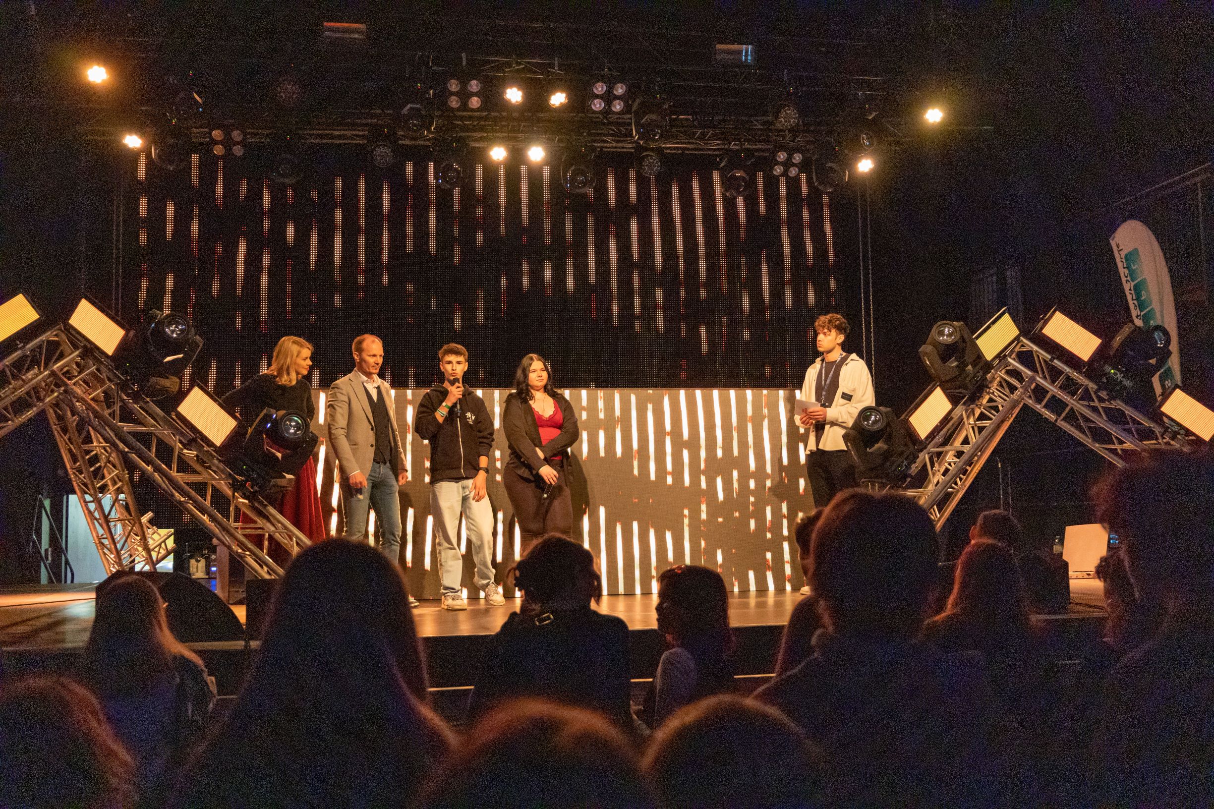 Florian Jäger (3.v.l.) und Antonella Cizmesinkin (4.v.l.) stellten den Innsbrucker Jugendbeirat vor und luden gemeinsam mit Bürgermeister Johannes Anzengruber (2.v.l.) und Vizebürgermeisterin Elisabeth Mayr (l.) alle JungbürgerInnen zur Beteiligung ein.