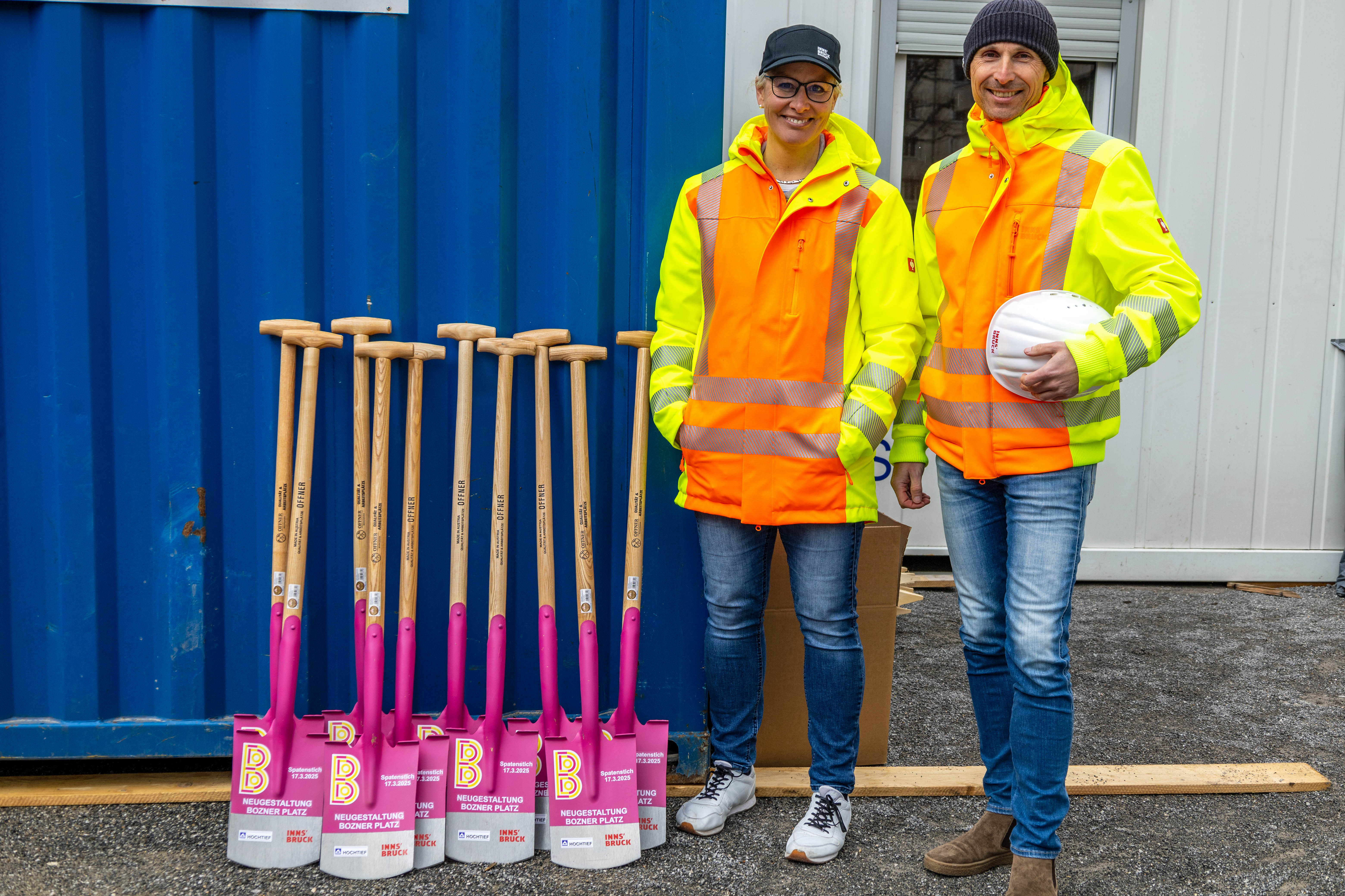 Sabine Reinthaler und Christian Müller vom städtischen  Amt für Tiefbau sind immer bestens informiert und begleiten die Baustelle von Seiten der Verwaltung.