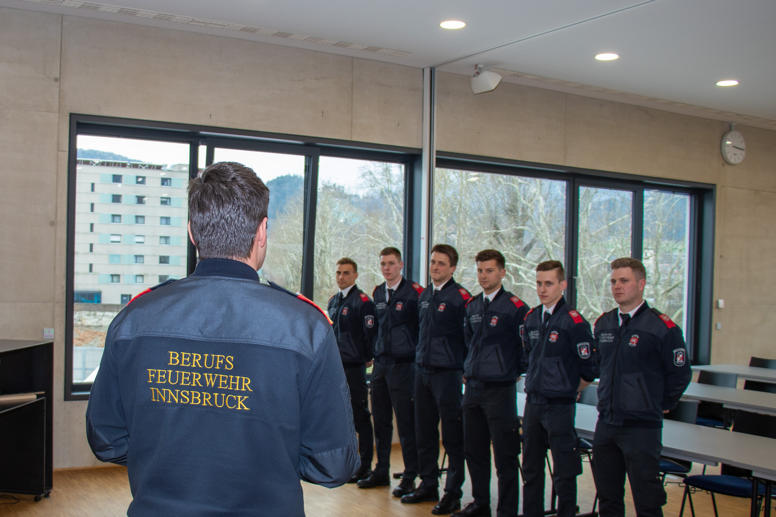 Die Berufsfeuerwehr der Stadt Innsbruck freut sich über sechs hervorragend ausgebildete neue Kameraden.