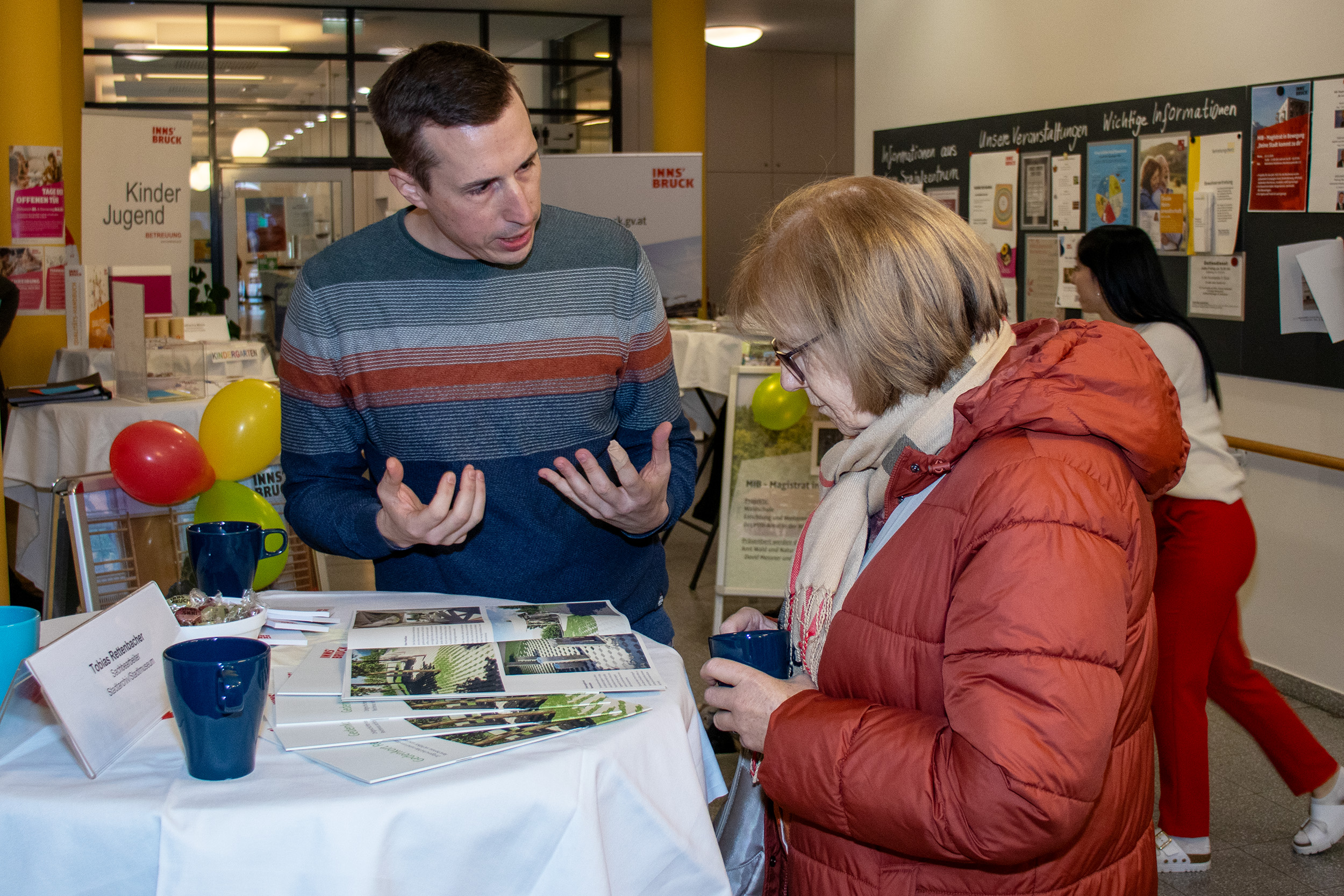 Die Stadt Innsbruck informiert vor Ort unter anderem über Bauprojekte im Stadtteil - hier über den Gedenkort Reichenau im November.