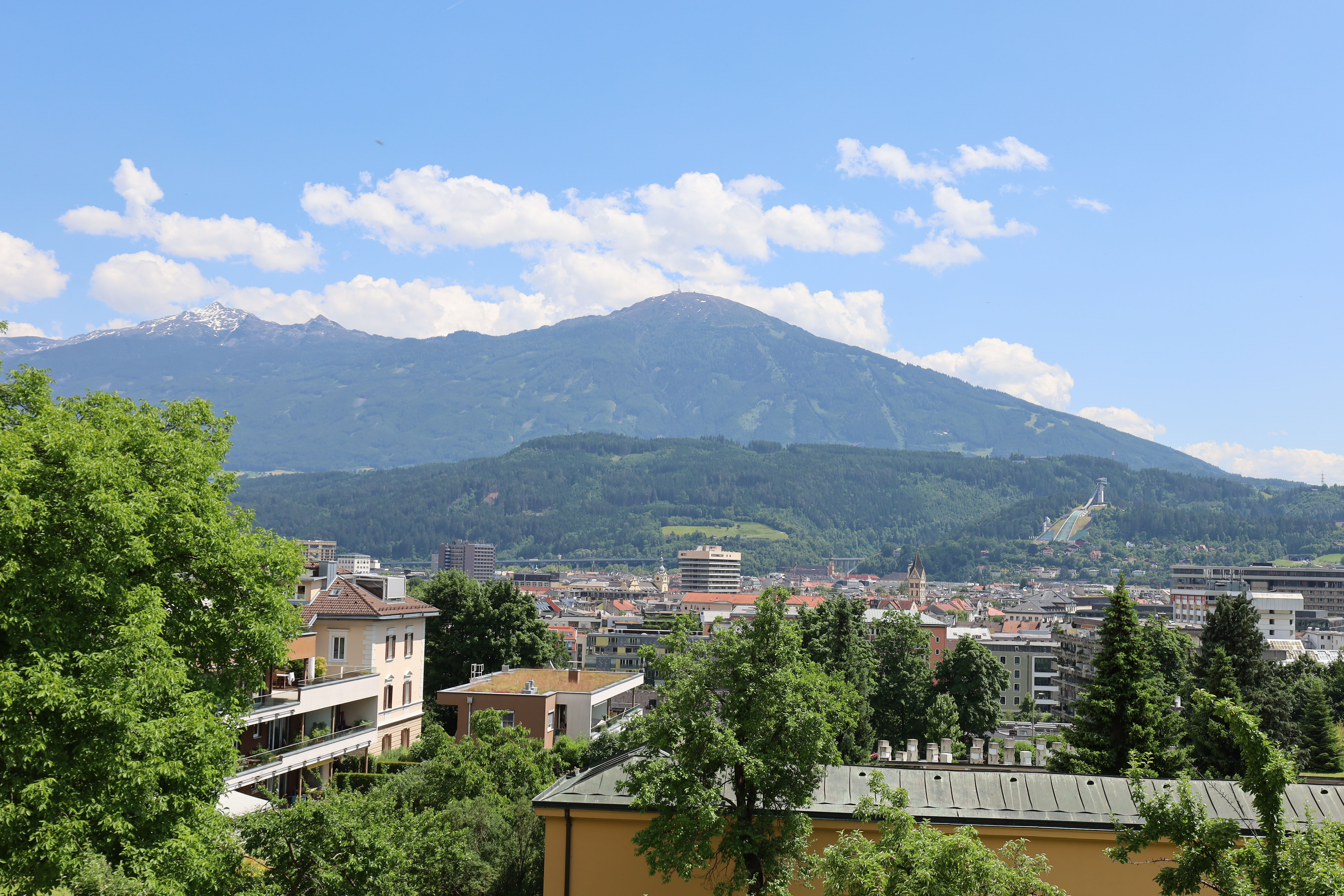 Innsbruck setzt auf innovative Wohnprojekte und nachhaltige Stadtentwicklung, um leistbaren
Wohnraum zu schaffen. Trotz begrenzter Bauflächen werden zukunftsorientierte Lösungen gefördert, die Lebensqualität und Naturraum bewahren.
