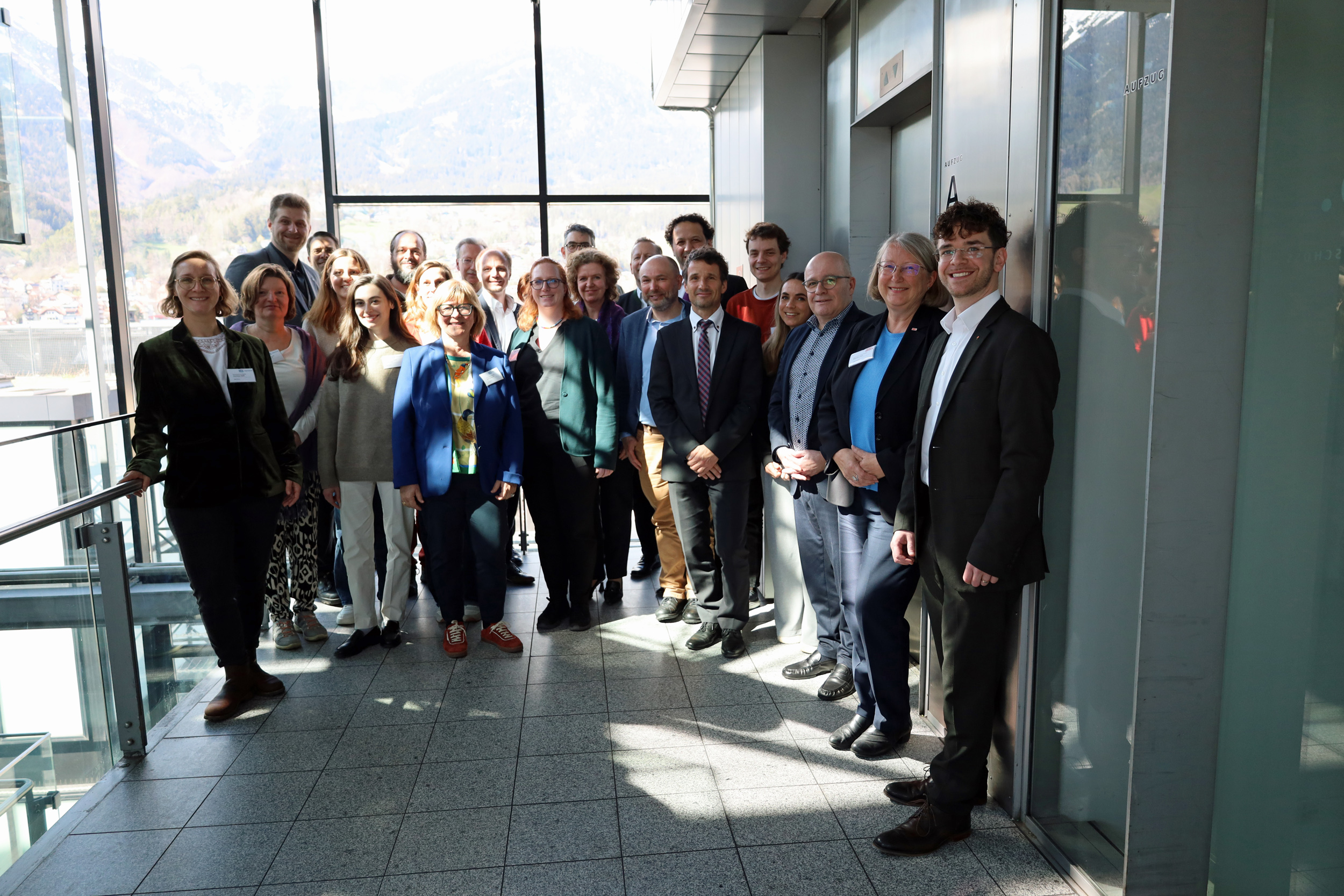 Kürzlich besuchte eine Delegation der Geschäftsprüfungskommission Zürich die Tiroler Landeshauptstadt. Die BesucherInnen aus der Schweiz tauschten sich unter anderem mit dem städtischen Kontrollausschuss unter Vorsitz von Gemeinderat Mesut Onay aus. Auch Bürgermeister Johannes Anzengruber und Magistratsdirektorin Gabriele Herlitschka wohnten der Tagung im Innsbrucker Rathaus gemeinsam mit städtischen VertreterInnen bei.