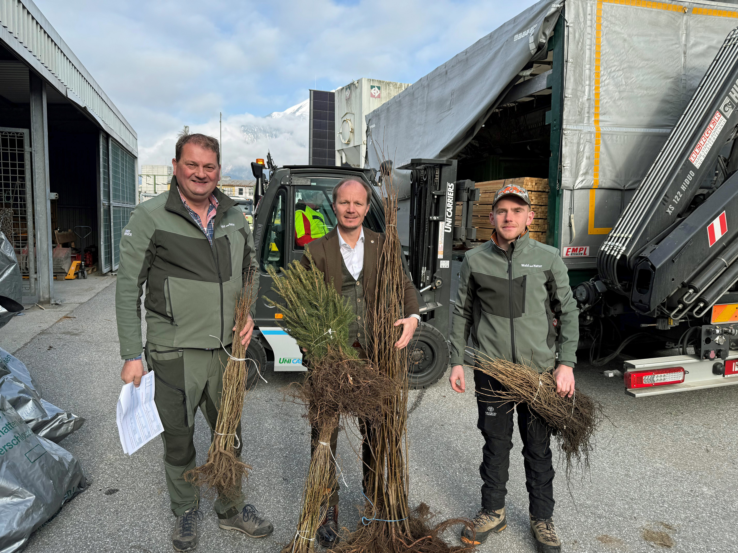 Waldaufseher Stefan Peer, Bürgermeister Johannes Anzengruber und Förster Johannes Jennewein (Referatsleitung Wald und Almen, v.l.) halfen beim Abladen der Jungpflanzen für Innsbrucks Wald.