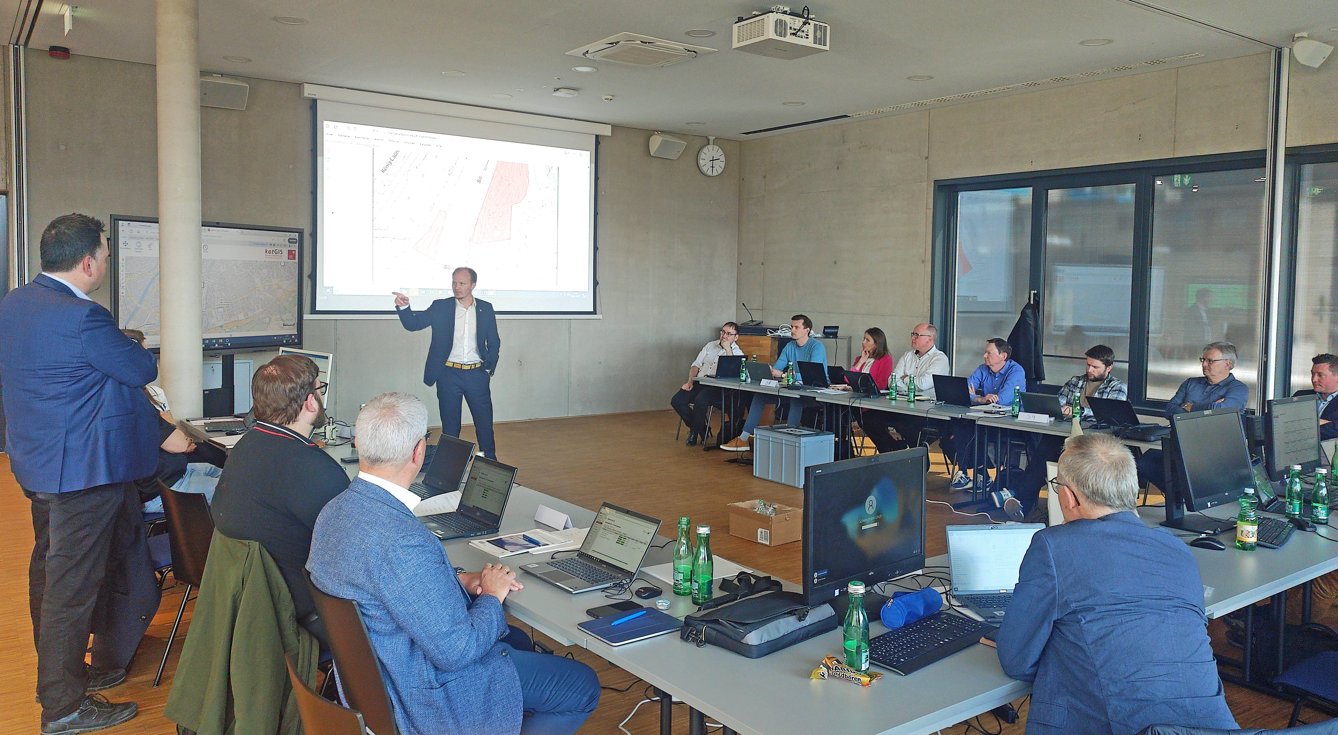 In die Hauptfeuerwache der Berufsfeuerwehr wurde die Innsbrucker Gemeinde-Einsatzleitung (GEL) für die Übung einberufen.