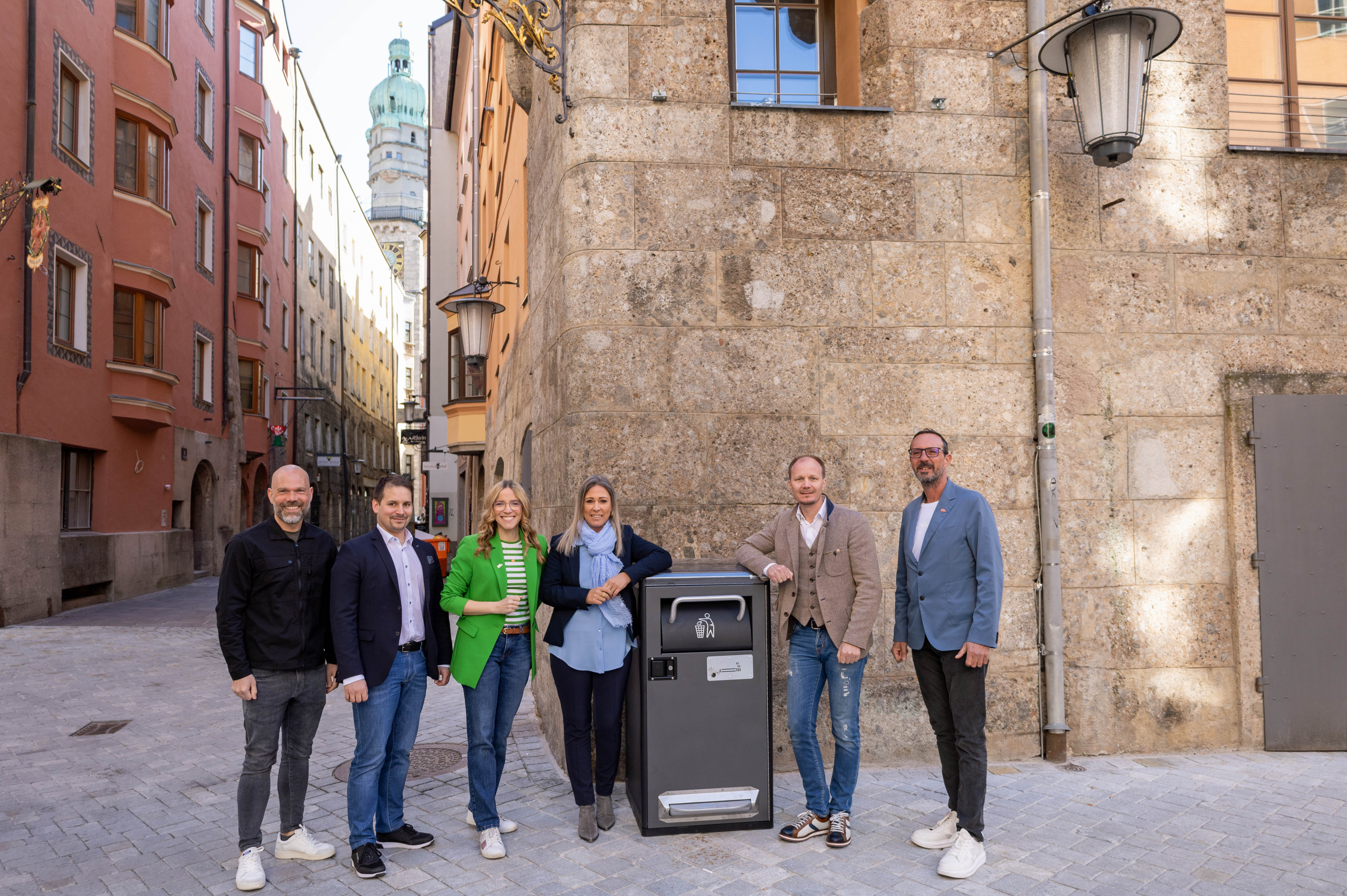 V.l.n.r.: André Lomsky (Innsbruck Tourismus), Amtsvorstand Johannes Wetzinger (Straßenbetrieb), Geschäftsführerin Barbara Plattner (Innsbruck Tourismus), Stadträtin Mariella Lutz (Wirtschaft und Tourismus, Tiefbau, Straßenbetrieb), Bürgermeister Johannes Anzengruber und Obmann Peter Paul Mölk (Innsbruck Tourismus) freuen sich über die neuen Maßnahmen zur Verschönerung der Altstadt.