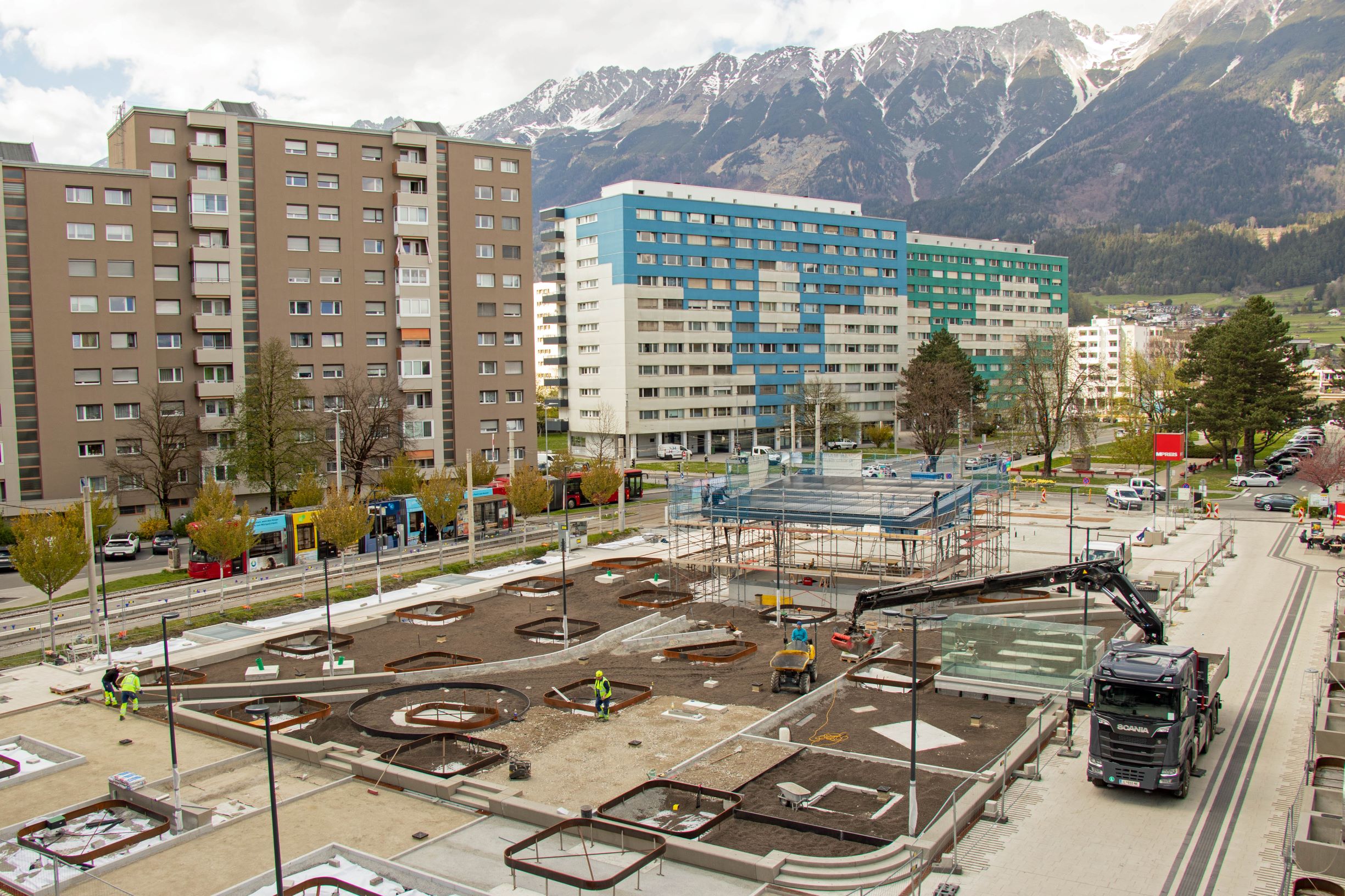 Ein Jahr nach Baustart sind die Bauarbeiten am DDr.-Alois-Lugger-Platz in vollem Gange – die Eröffnung folgt im Sommer 2025.