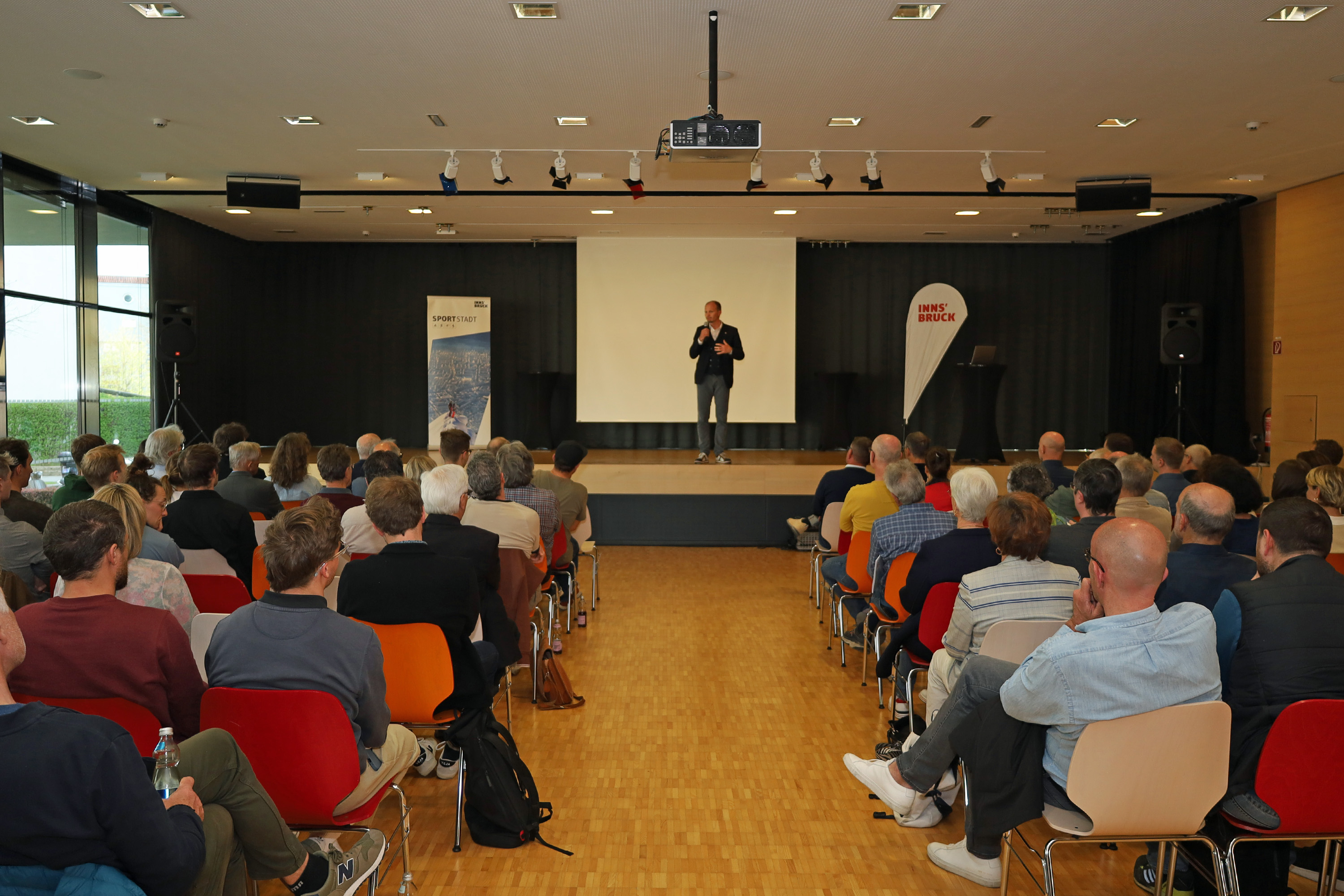 Über 100 Teilnehmende kamen zur zweiten Ausgabe des Innsbrucker Sportdialogs – einer Plattform für den Austausch zwischen Politik, Sport, Verwaltung und Wirtschaft.